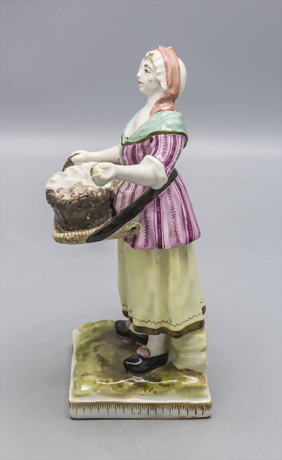 Fayence Figur einer Marktfrau / Apfelverkäuferin / A faience figure of a market woman offering ... - Bild 2 aus 4