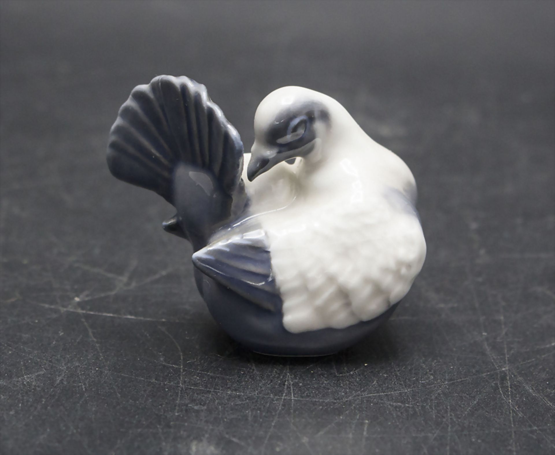 Miniaturfigur einer Taube / A miniature figurine of a fantail pigeon, Royal Copenhagen, vor 1975