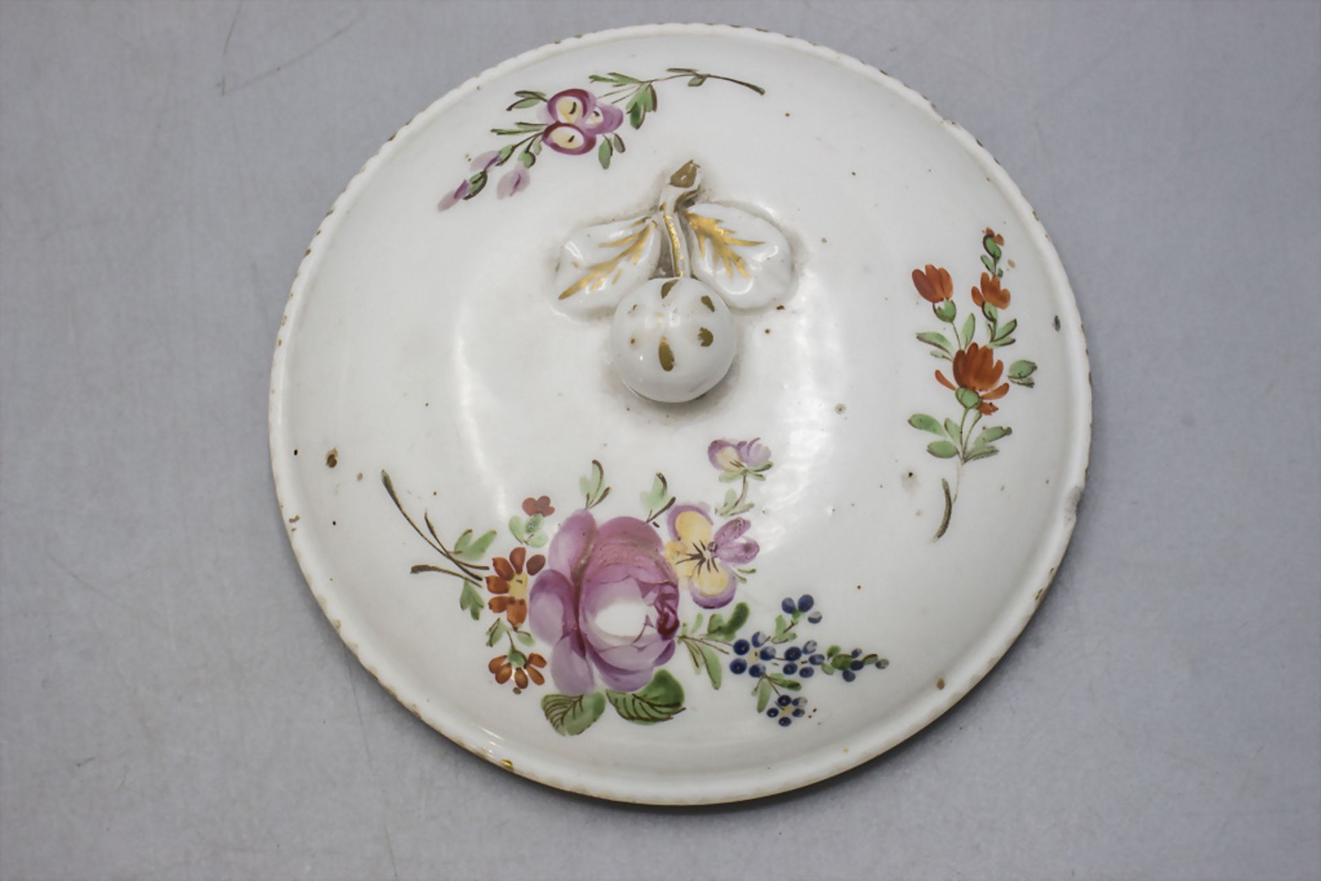 Doppelhenkelschale mit Blumenmalerei / A two handled bowl with flowers Meissen, Mitte 18. Jh. - Bild 7 aus 8
