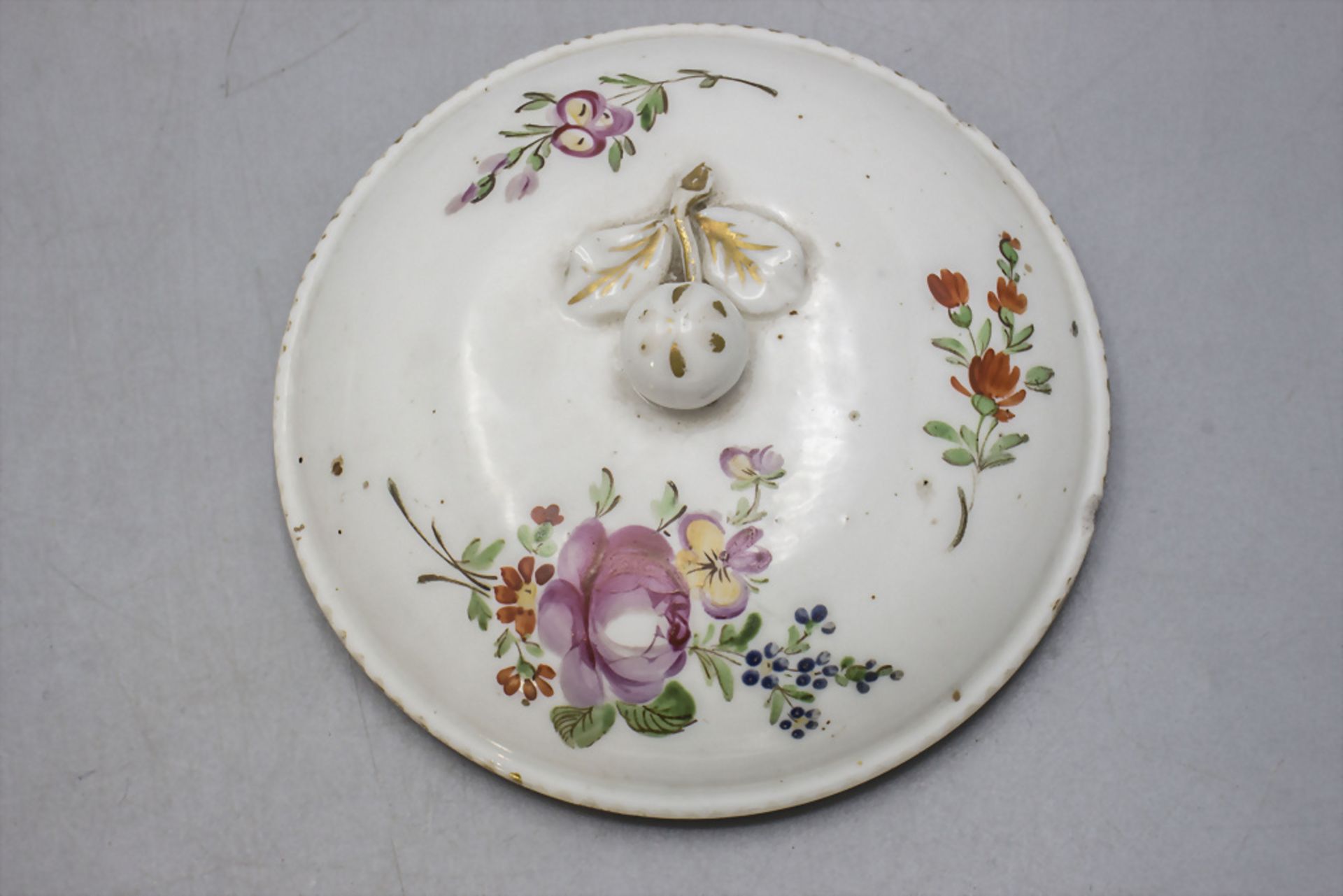 Doppelhenkelschale mit Blumenmalerei / A two handled bowl with flowers Meissen, Mitte 18. Jh. - Image 7 of 8