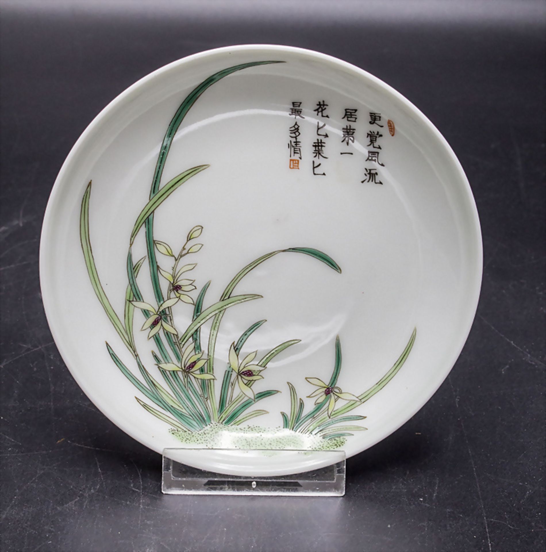 Kleiner Teller / A small porcelain plate, China, Qing Dynastie (1644-1911), gemarkt Tung-chih ...