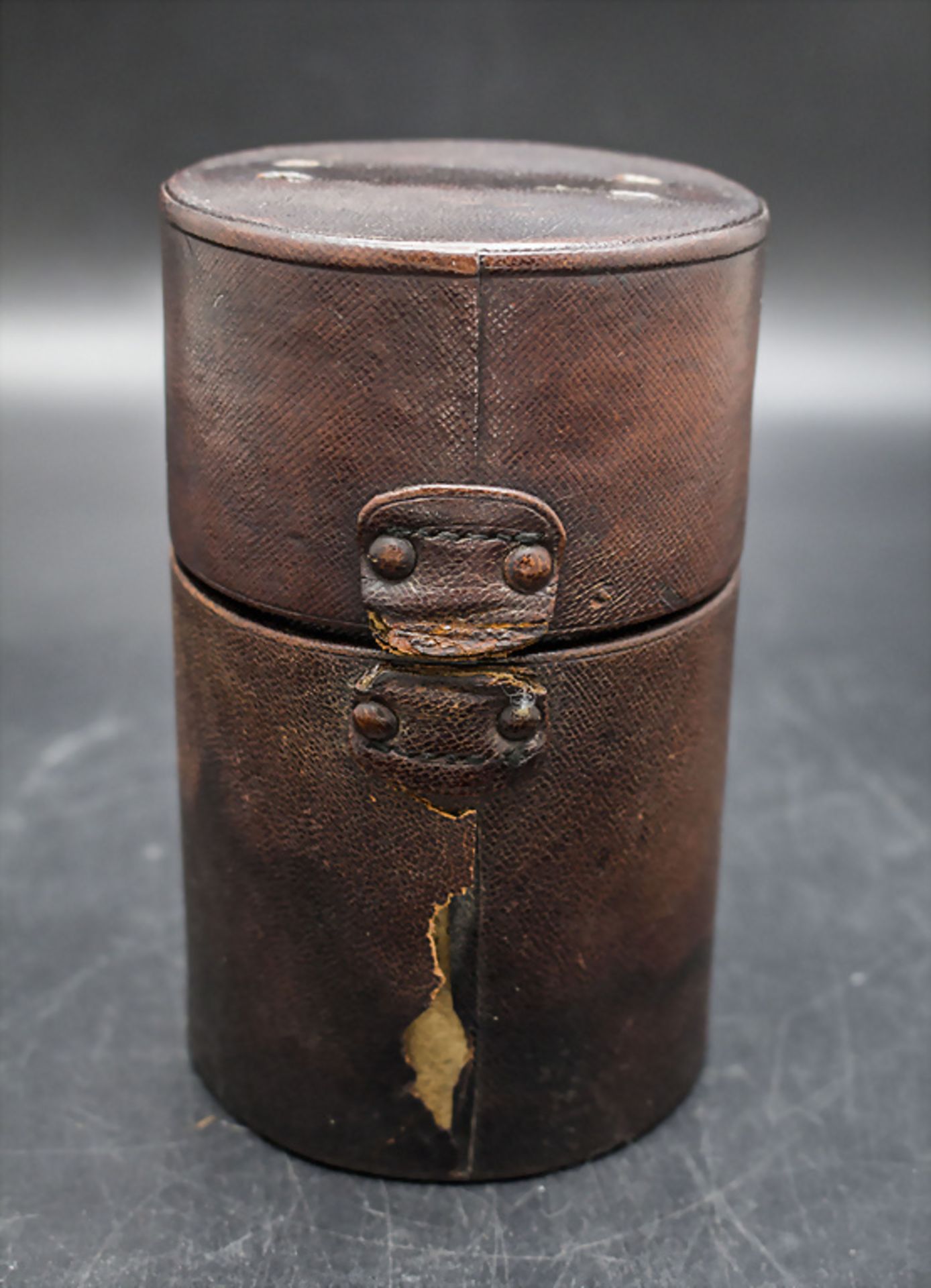 3 Parfümflakons im Lederetui / 3 perfume bottles with silver lid in a leather box, Victor ... - Bild 6 aus 6