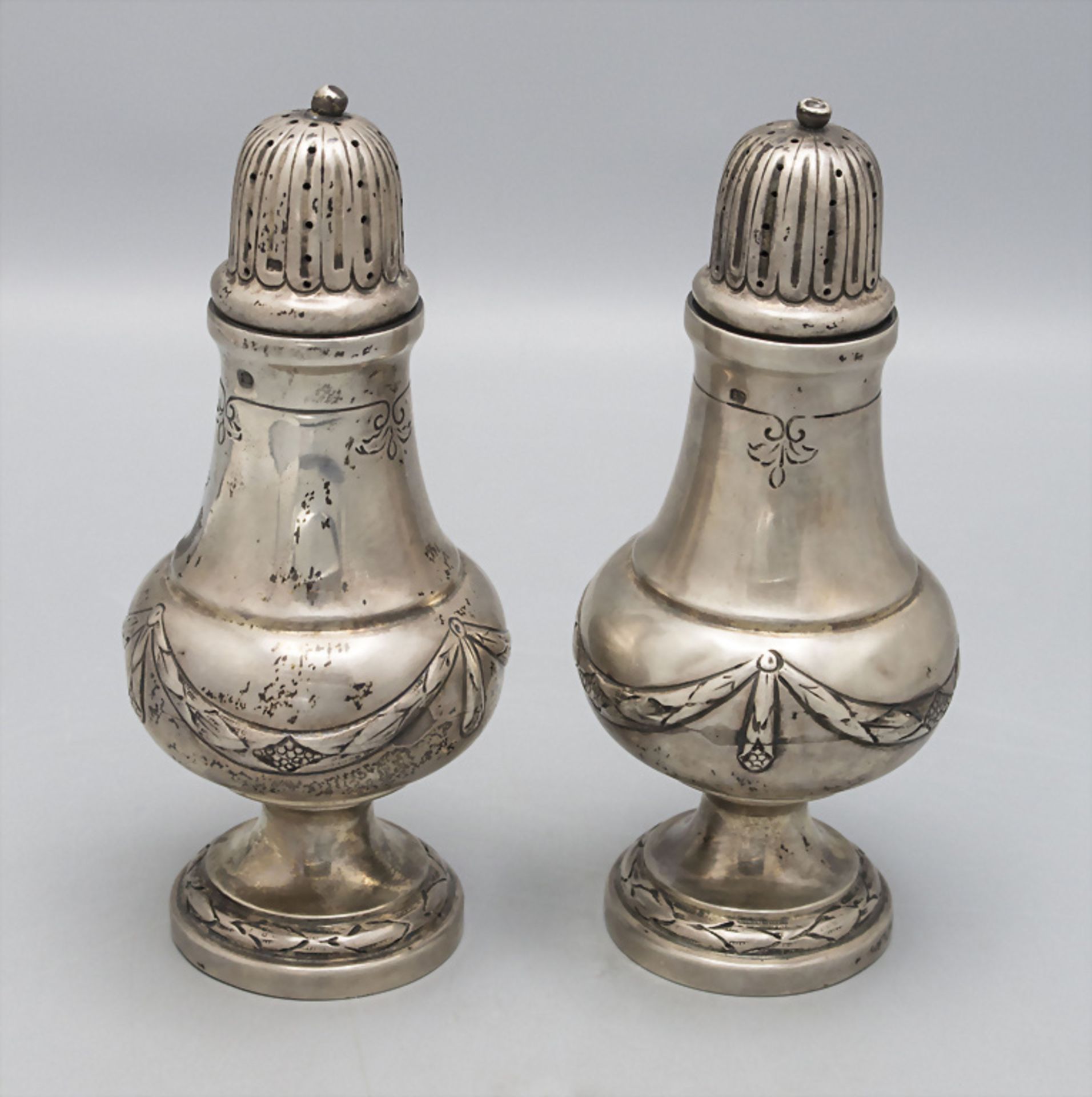 Paar Gewürzstreuer / A pair of silver condiment shakers, Neresheimer & Söhne, Hanau, Anfang 20. Jh.