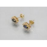 Paar Ohrstecker mit Saphiren und Diamanten / A pair of 18 ct gold stud earrings with sapphires ...