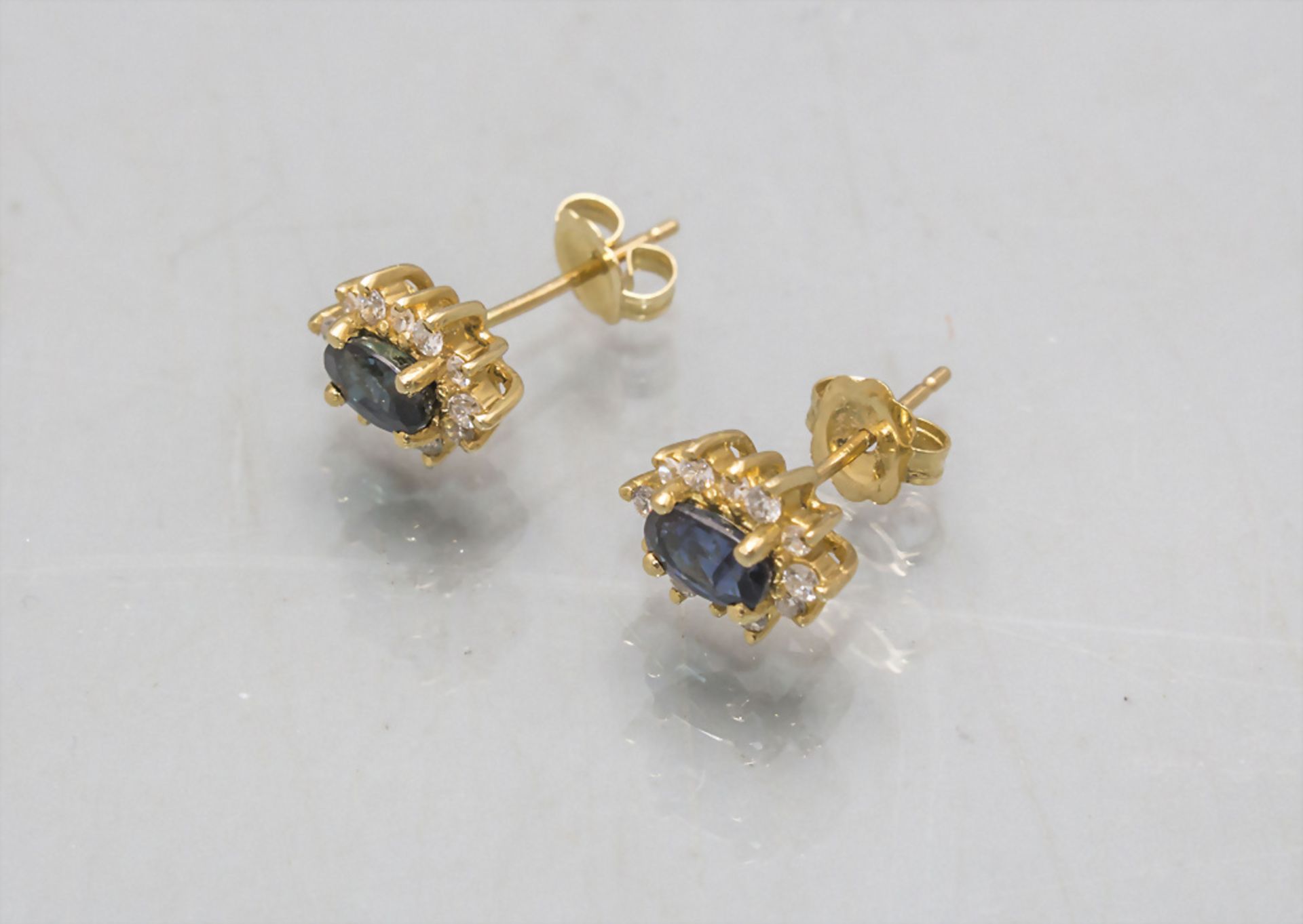 Paar Ohrstecker mit Saphiren und Diamanten / A pair of 18 ct gold stud earrings with sapphires ...