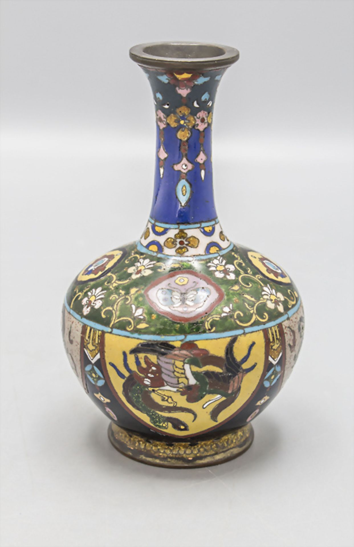 Kleine Cloisonné-Vase / A small cloisonné vase, 19./20. Jh.