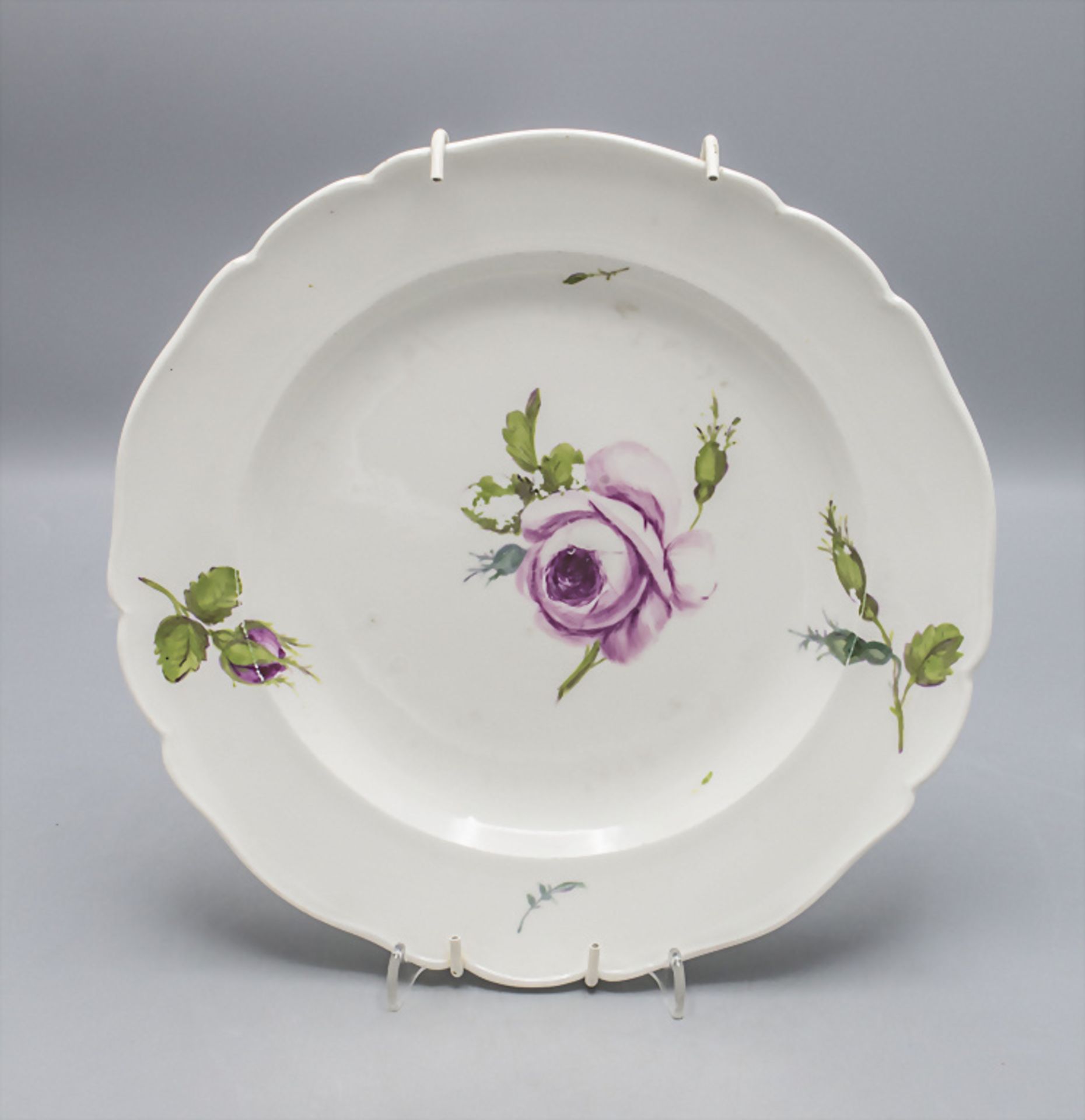 Früher Teller mit Rosen / An early plate with roses, Meissen, um 1750