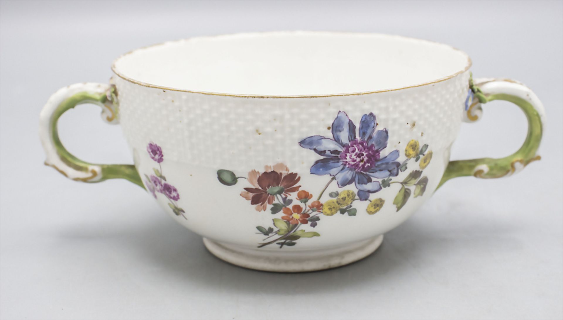 Doppelhenkelschale mit Blumenmalerei / A two handled bowl with flowers Meissen, Mitte 18. Jh. - Bild 3 aus 8