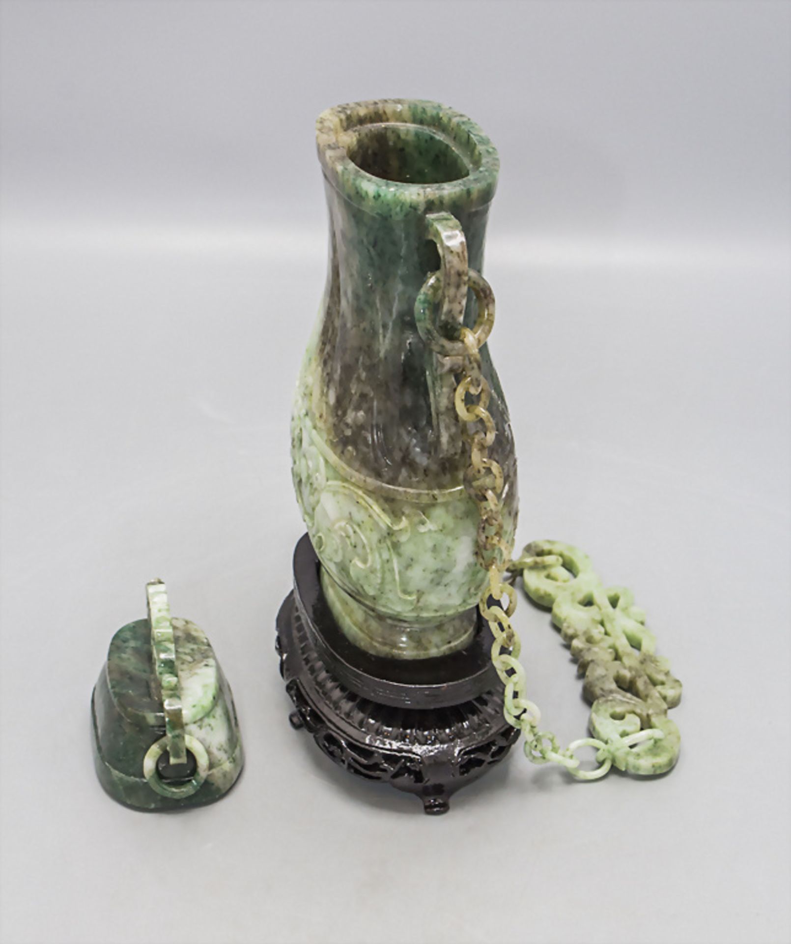 Feine Jade-Deckelvase an Hängekette / A fine jade lidded vase on a chain, China, um 1920 - Bild 4 aus 10