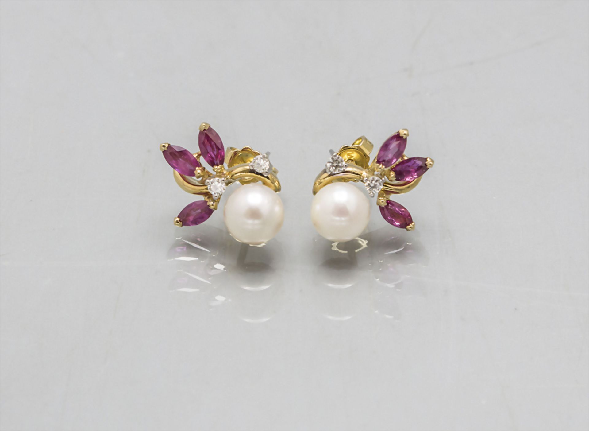 Paar Ohrstecker mit Rubinen, Perlen und Diamanten / A pair of 18 ct gold stud earrings with ...