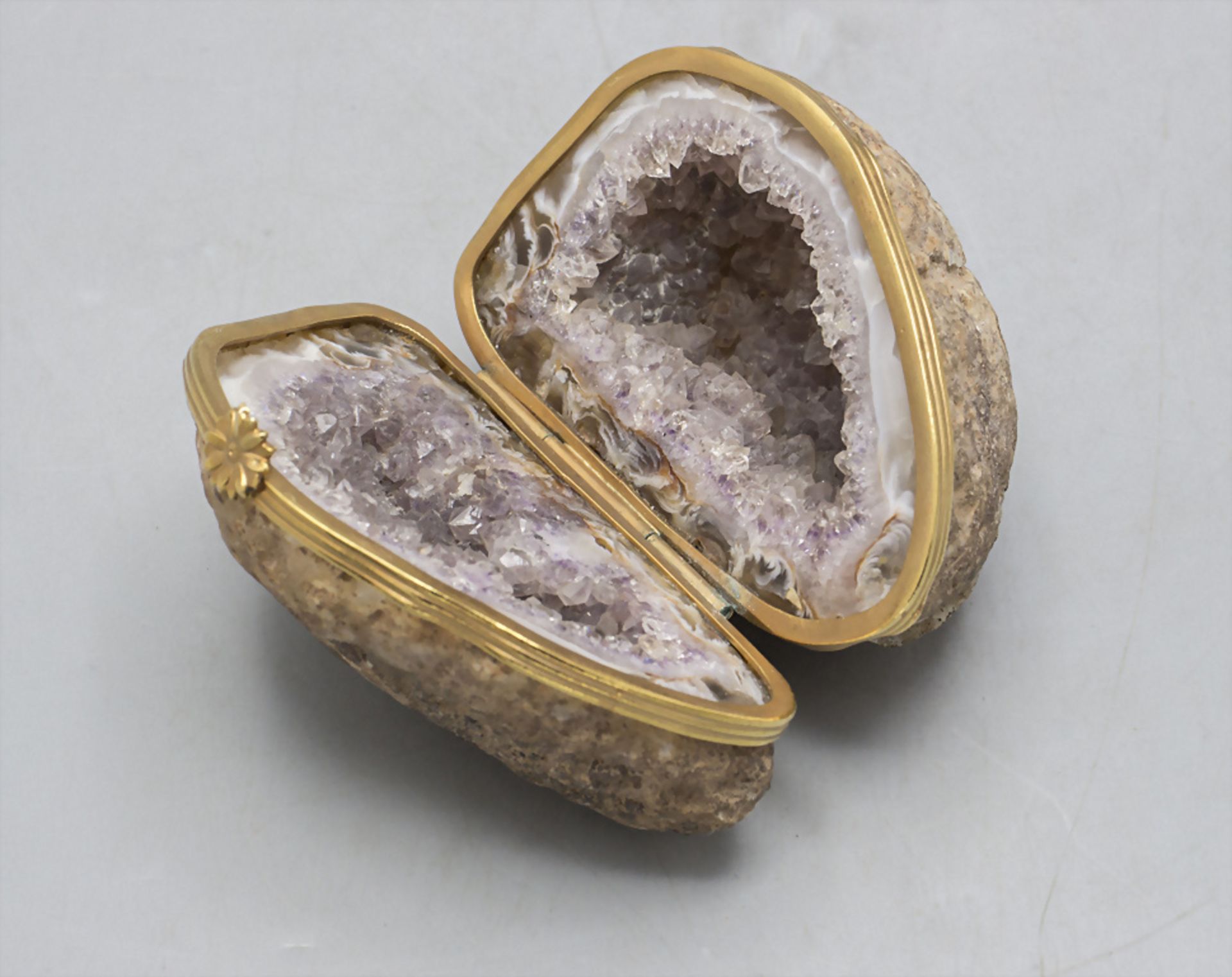 Aufklappbare Amethyst-Druse / An amethyst druse with goldplated mount and hinge