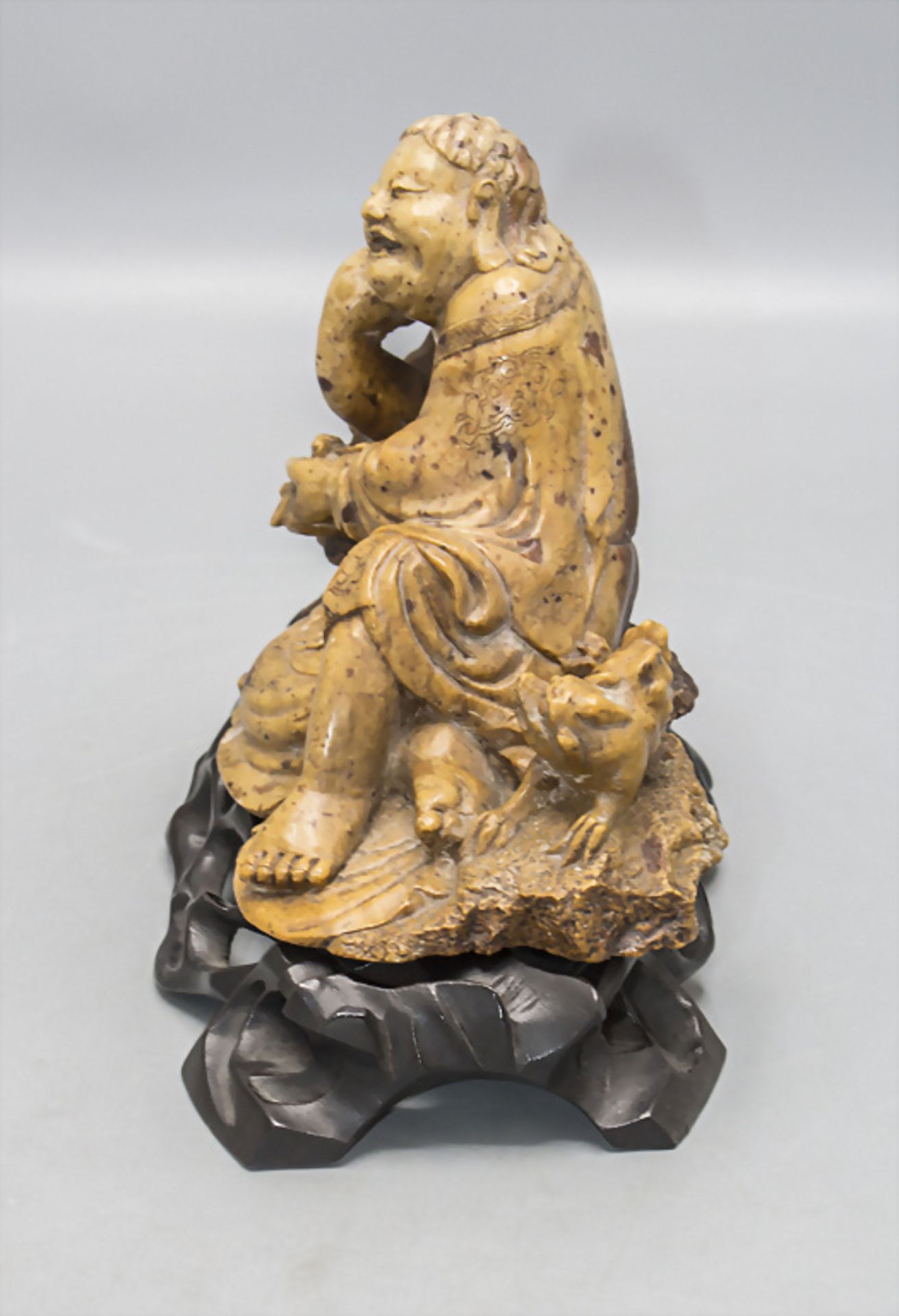 Luohan mit Pindola / A Luohan with Pindola, China, Qing-Dynastie (1644-1911), 18. Jh. - Bild 2 aus 6