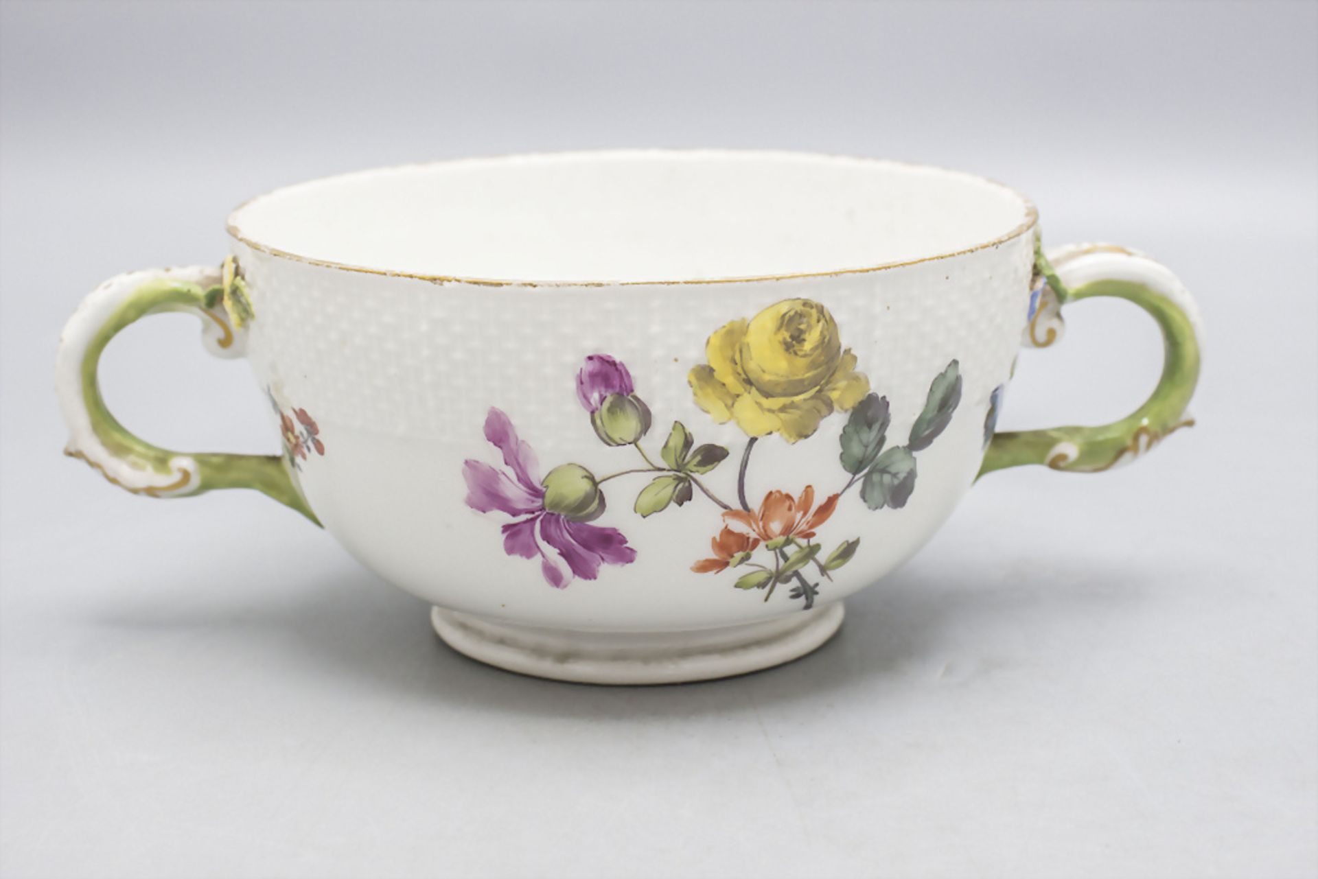 Doppelhenkelschale mit Blumenmalerei / A two handled bowl with flowers Meissen, Mitte 18. Jh.