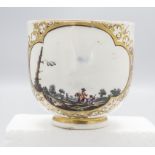 Barocke Tasse mit Landschaftszene und Reiter / An Baroque cup with a landscape, Meissen, um ...