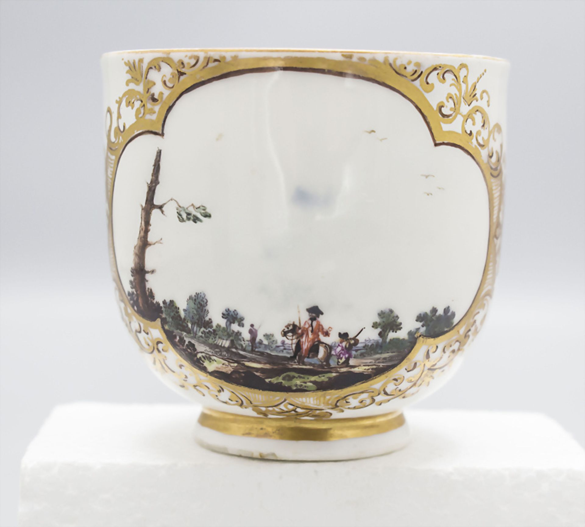 Barocke Tasse mit Landschaftszene und Reiter / An Baroque cup with a landscape, Meissen, um ...