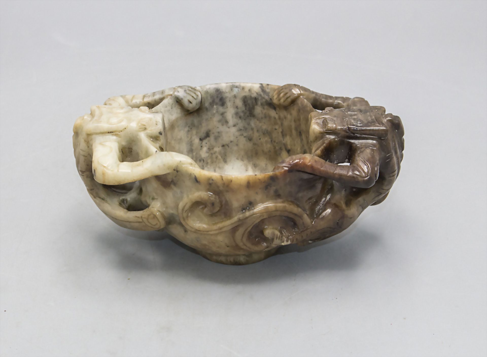 Jadeschale / A jade bowl, China, Qing-Dynastie (1644-1911), 18./19. Jh.