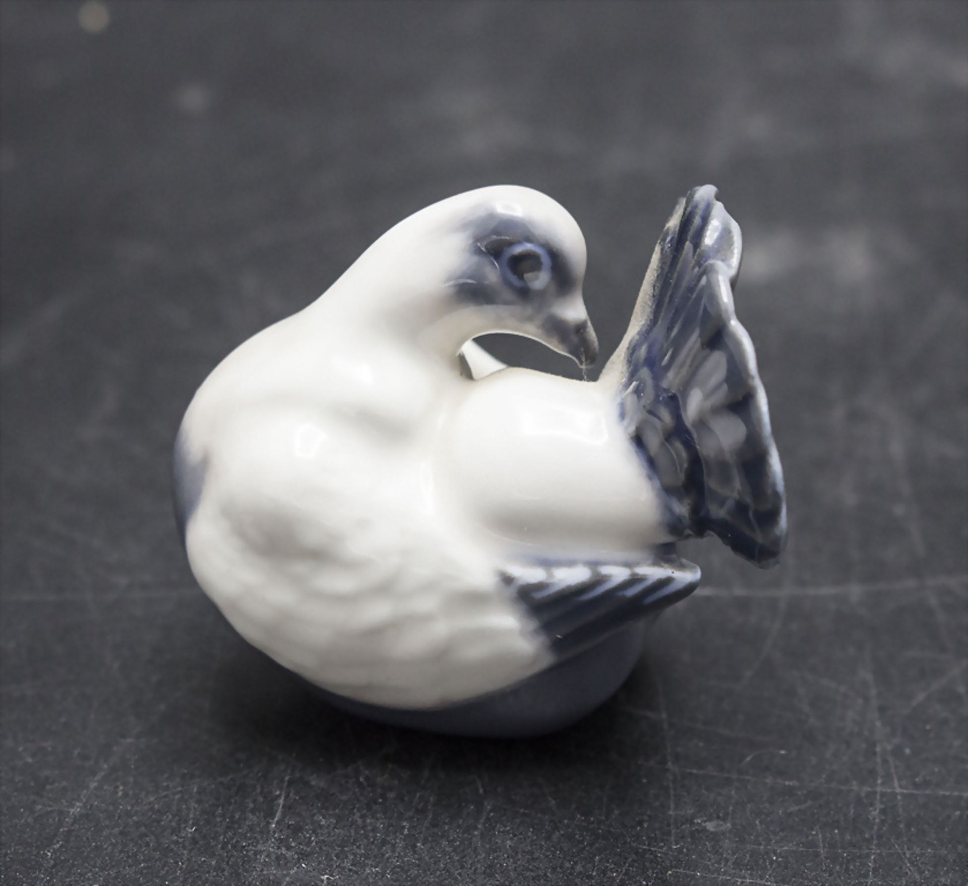 Miniaturfigur einer Taube / A miniature figurine of a fantail pigeon, Royal Copenhagen, vor 1975 - Image 2 of 5