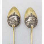 Paar Löffel mit Ansichten in Niello-Technik / A pair of silver gilded spoons in the shape of ...