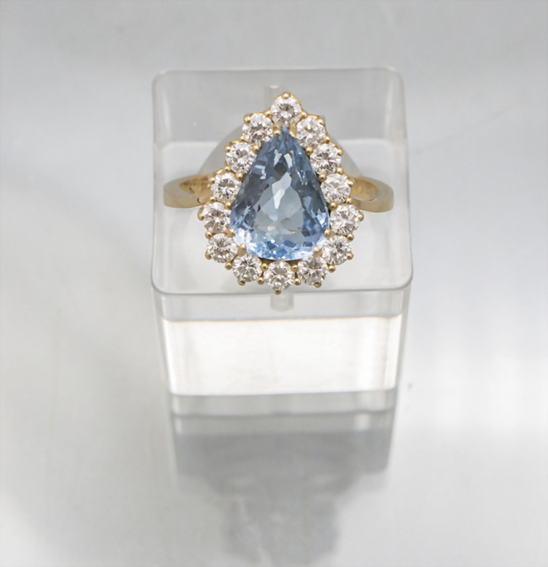 Damenring mit Aquamarin und Diamanten / A ladies 18 ct gold ring with natural aquamarine and ...