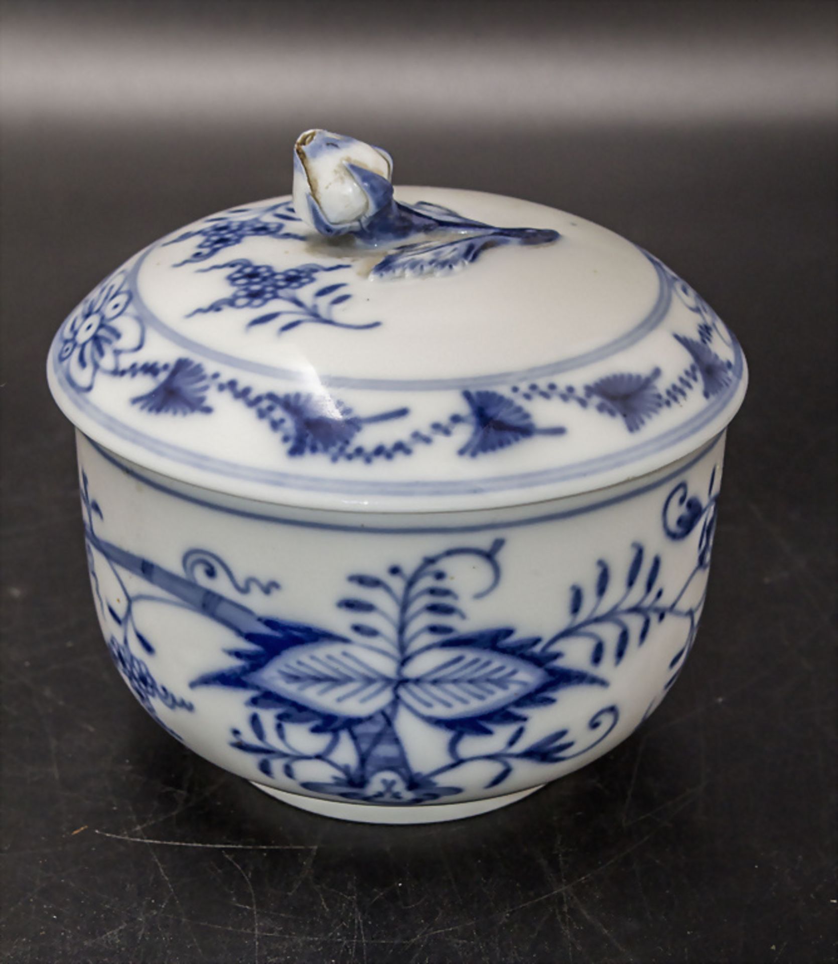 Zuckerdose mit Zwiebelmuster / A lidded sugar bowl with Onion pattern, Meissen, um 1860