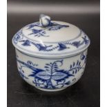 Zuckerdose mit Zwiebelmuster / A lidded sugar bowl with Onion pattern, Meissen, um 1860