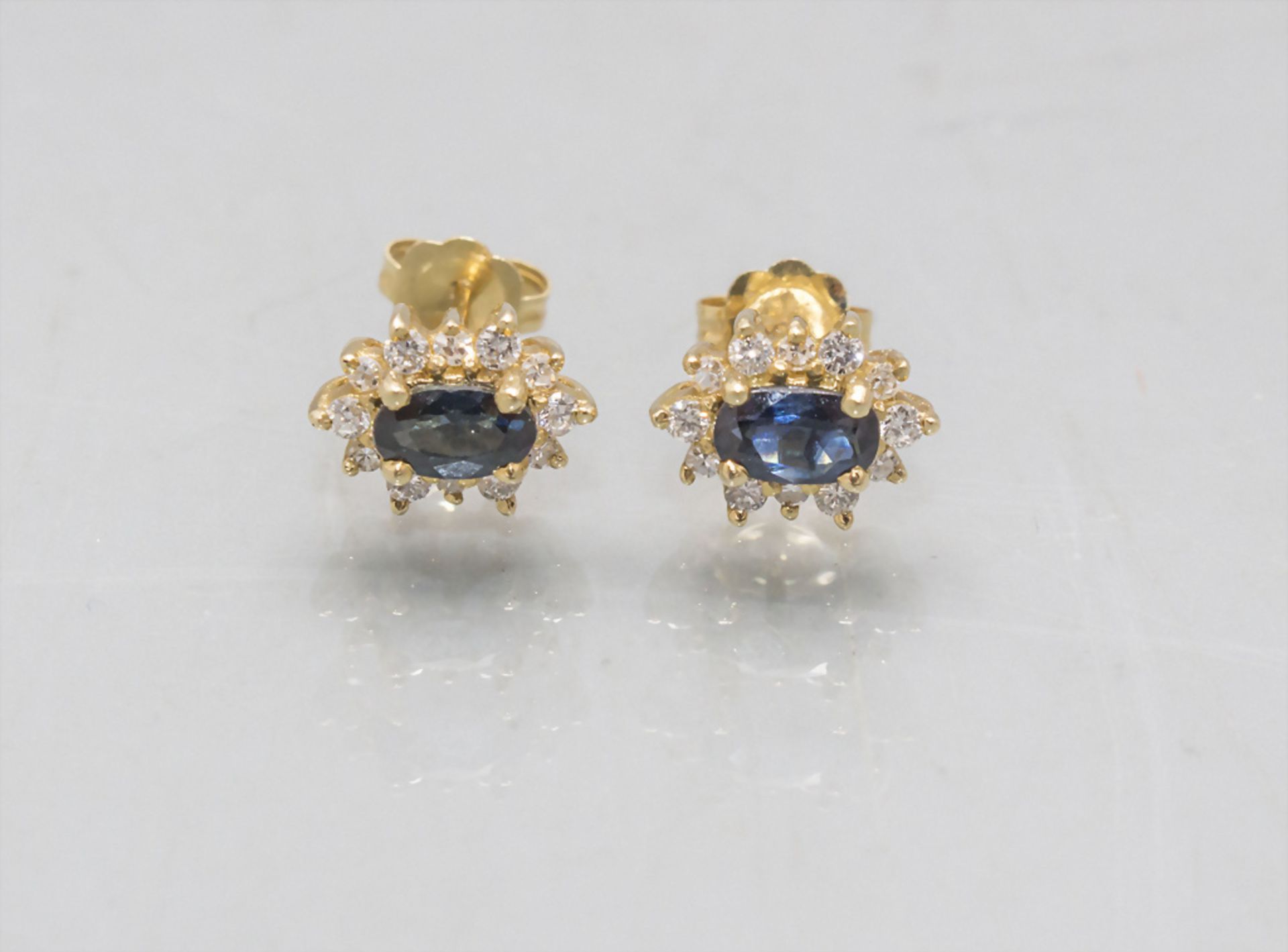 Paar Ohrstecker mit Saphiren und Diamanten / A pair of 18 ct gold stud earrings with sapphires ... - Image 2 of 2