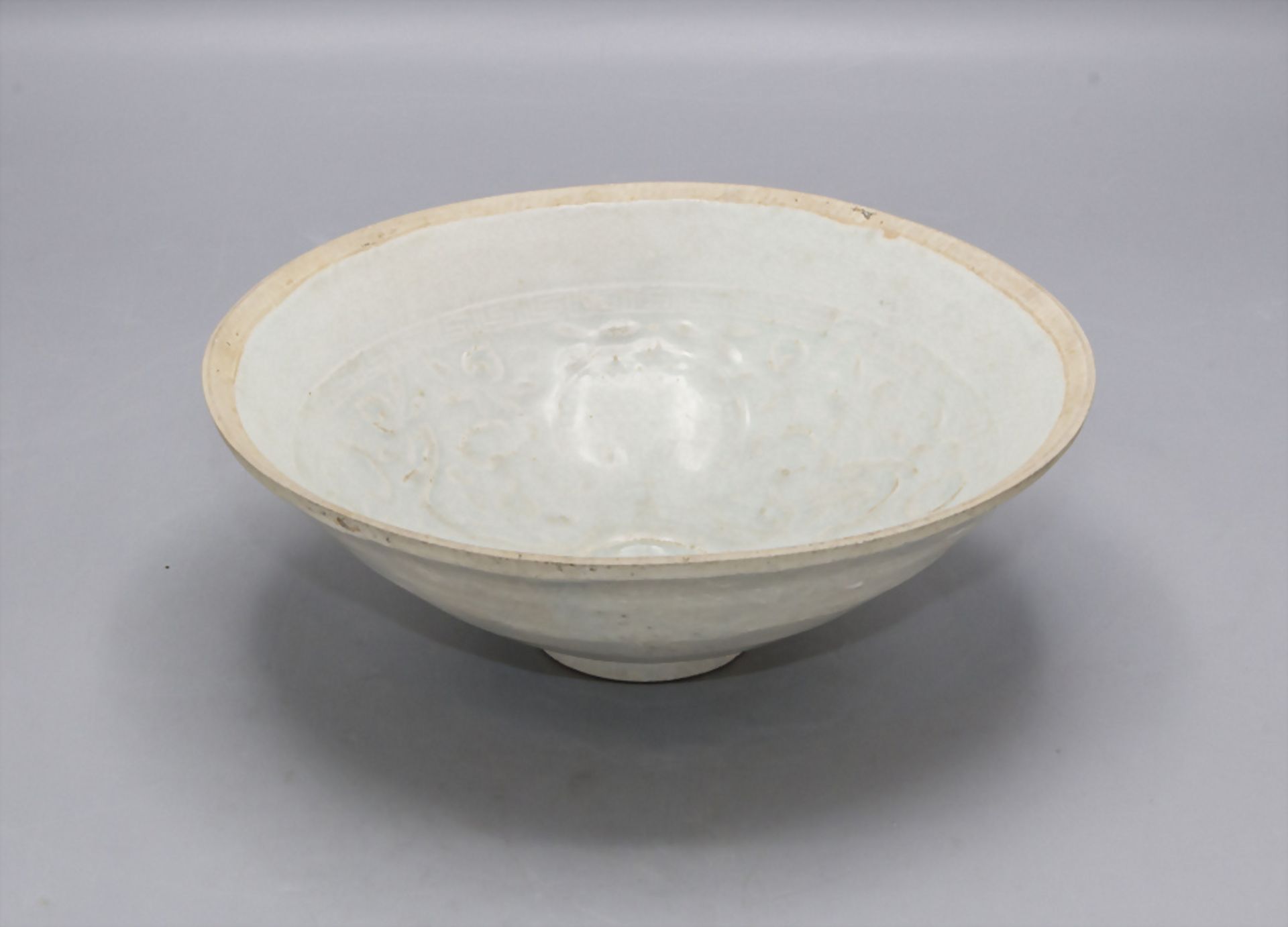 Kumme / A porcelain bowl, China, Yuan/Song-Dynastie, wohl 12./13. Jh.