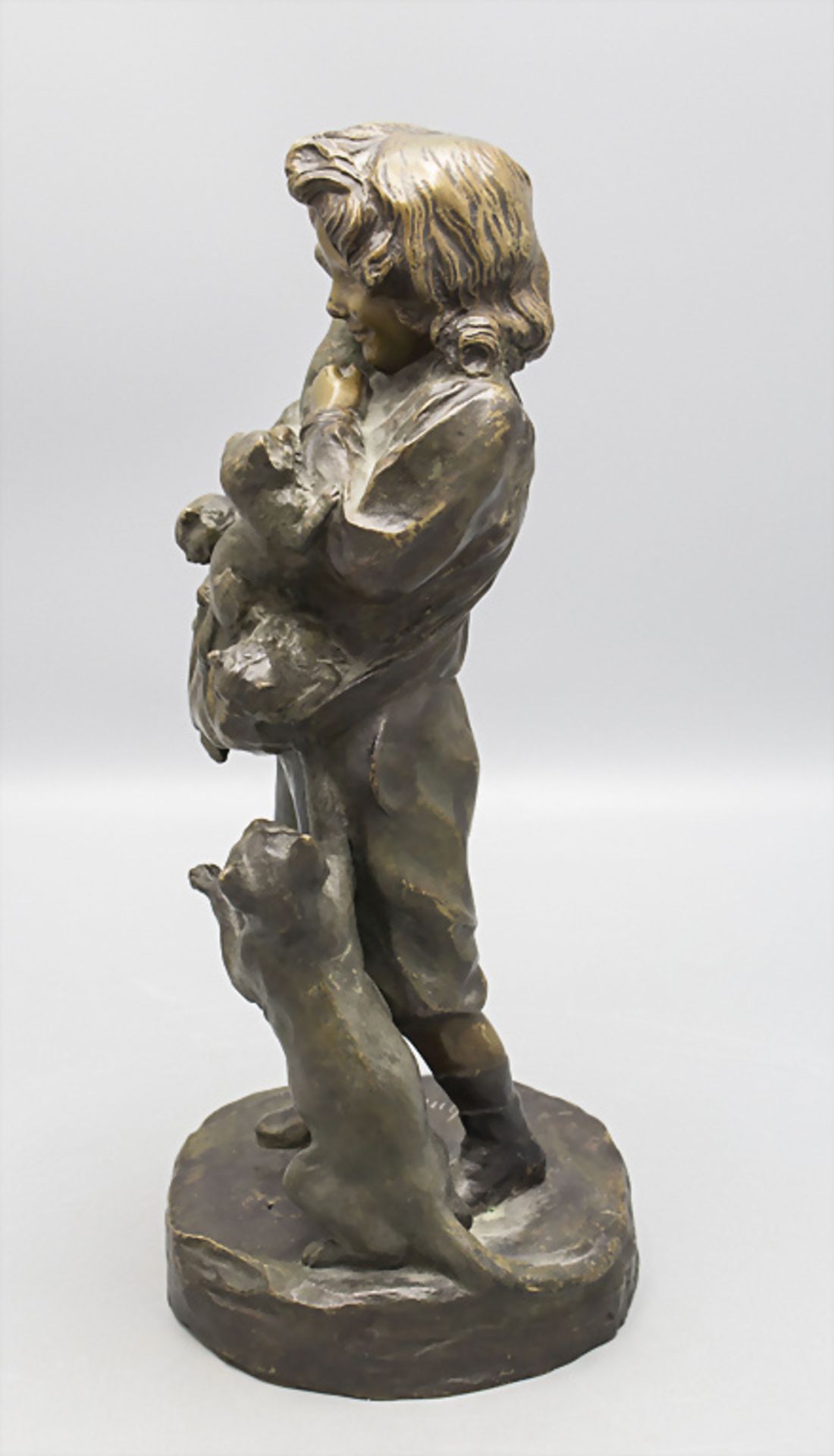 Bronzeskulptur 'Knabe mit Katzen' / A bronze sczulpture of a boy with cats, deutsch, um 1900 - Bild 2 aus 6