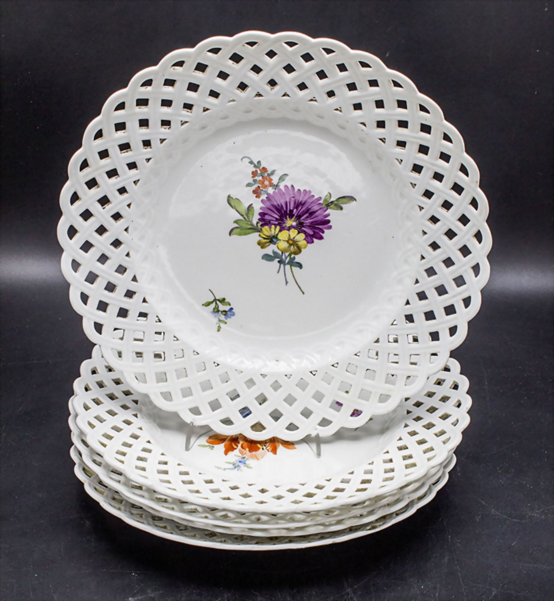 5 Teller mit durchbrochenem Flechtrand / 5 openwork plates with flowers, Meissen, ... - Bild 2 aus 7