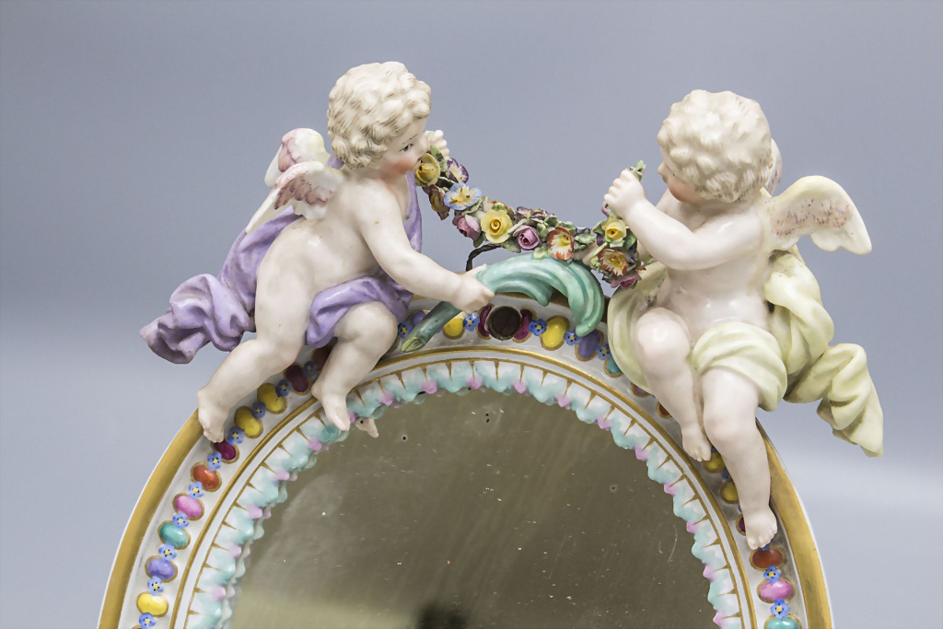 Ovaler Tischspiegel mit 2 Putten / An oval mirror with 2 cherubs, Meissen, Mitte 19. Jh. - Bild 2 aus 5