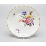 Zierschale mit Blumenbouquet und Insekt / A decorative dish with flowers and a beetle, ...