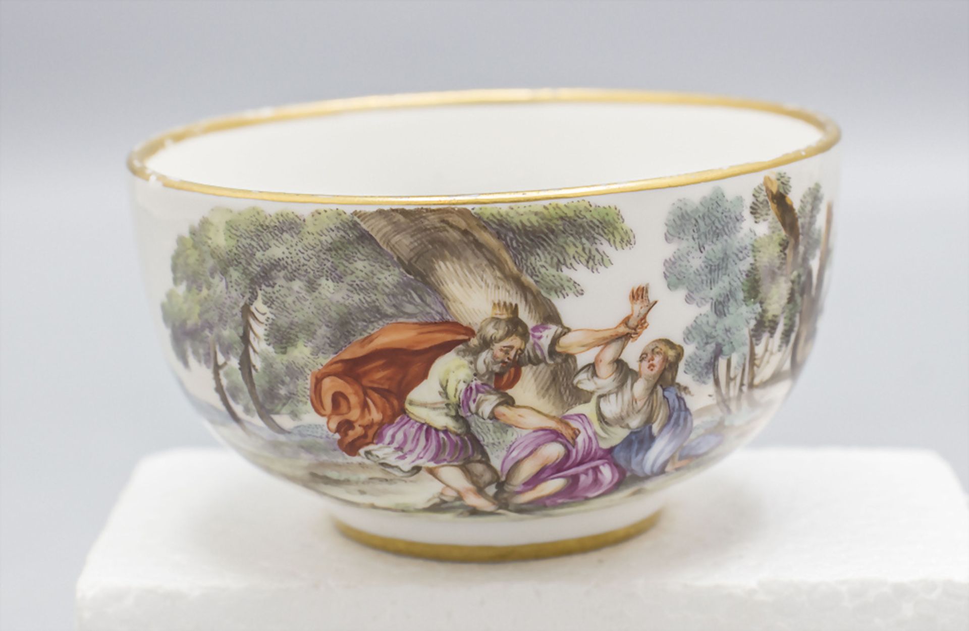 Tasse und Untertasse mit mythologischen Szenen / A cup and saucer with mythological scenes, ... - Image 2 of 7