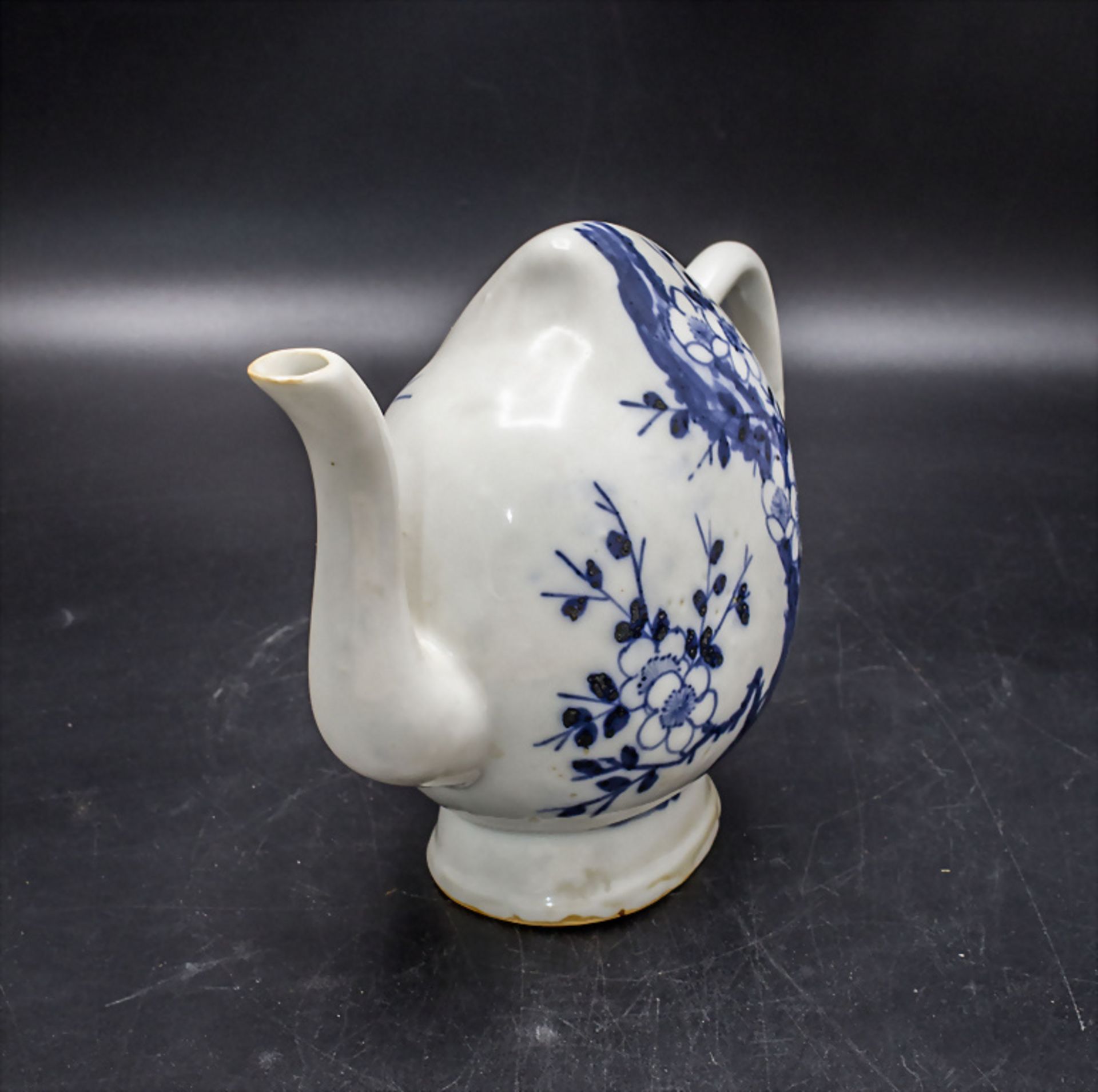 Glückspfirsich-Weinkanne / A lucky peach wine jug, China, Qing-Dynastie (1644-1911), 18./19. Jh. - Bild 2 aus 4