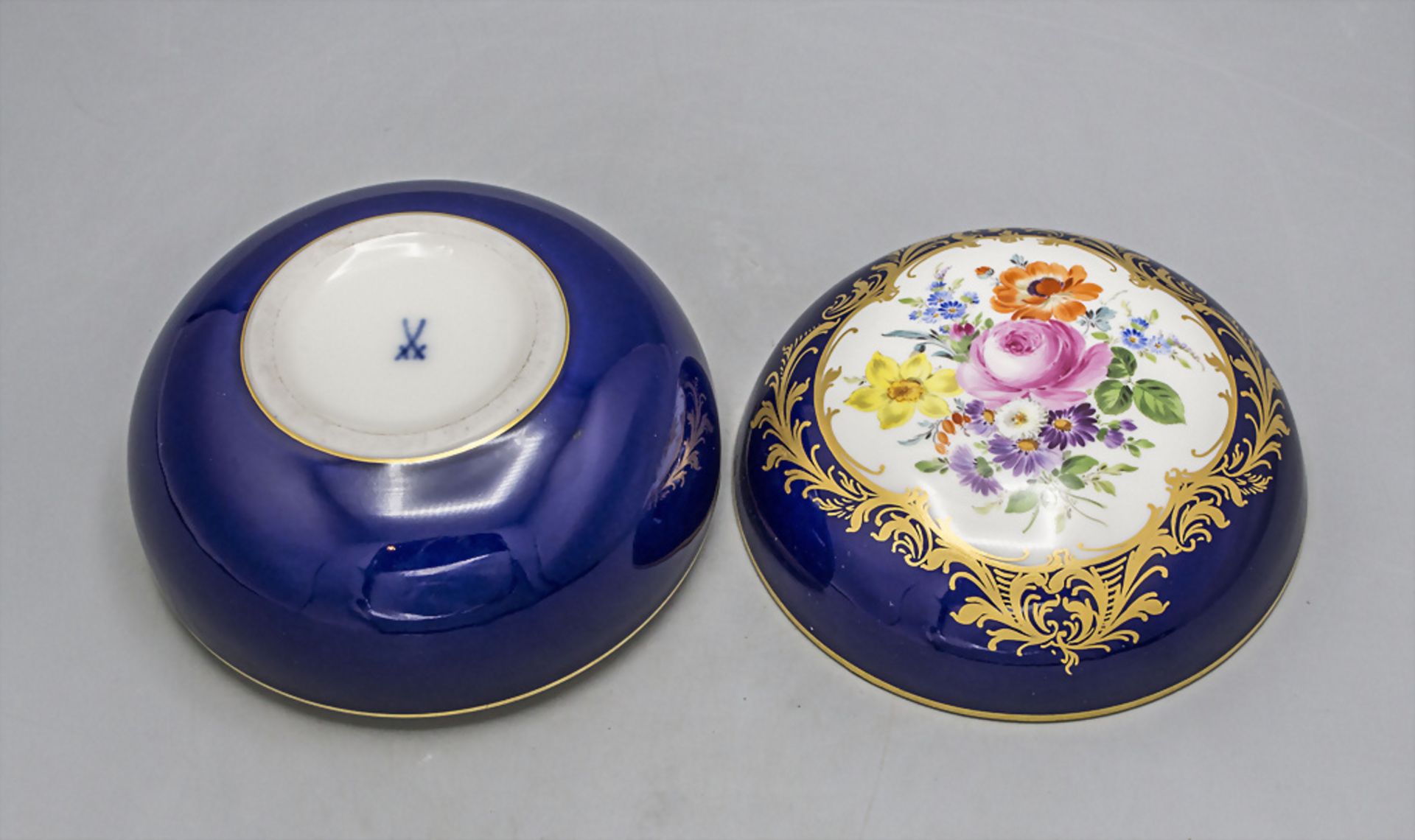 Deckeldose 'Amsterdamer Art' / A lidded box with a flower bouquet, Meissen, Mitte 20. Jh. - Bild 5 aus 5