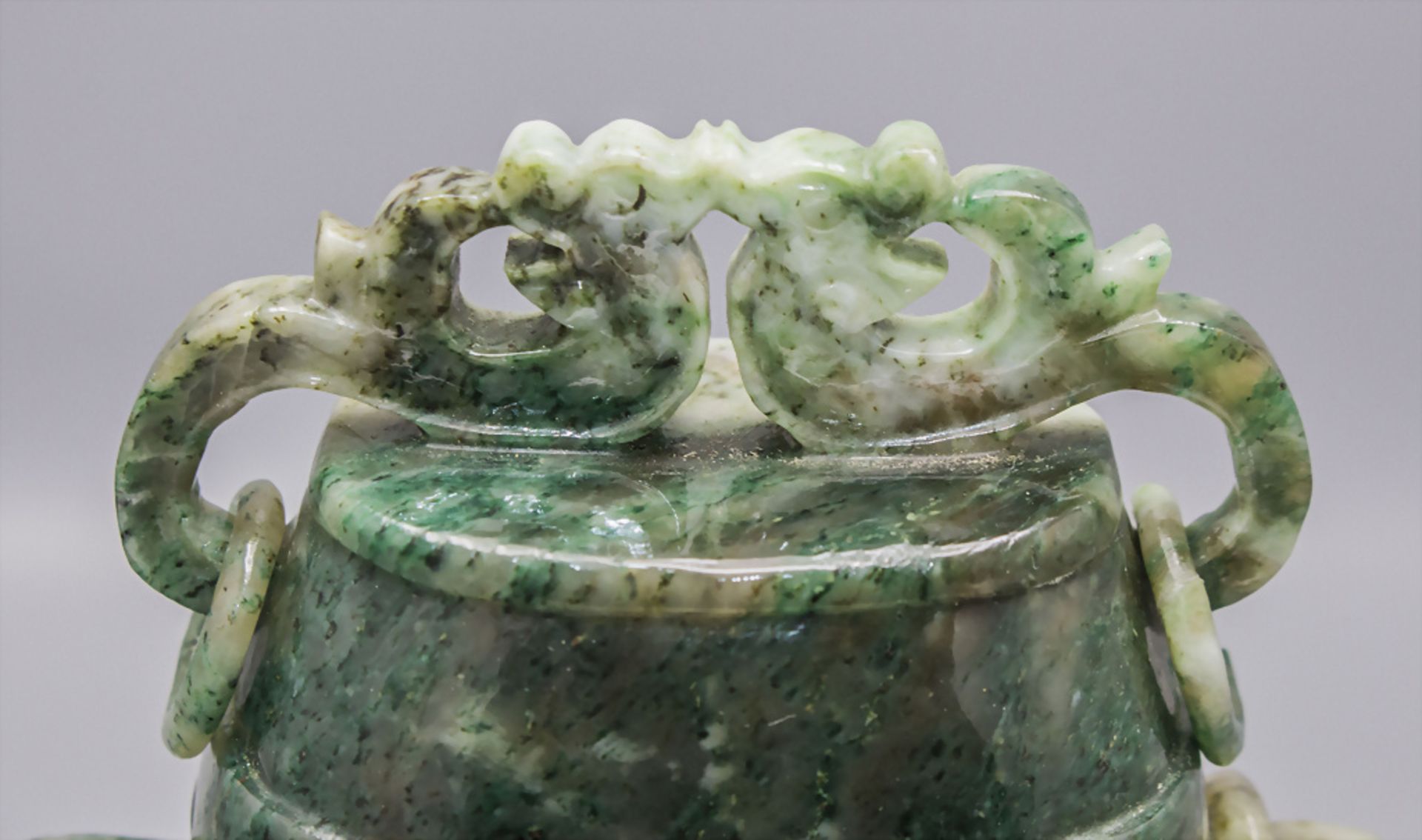 Feine Jade-Deckelvase an Hängekette / A fine jade lidded vase on a chain, China, um 1920 - Bild 9 aus 10