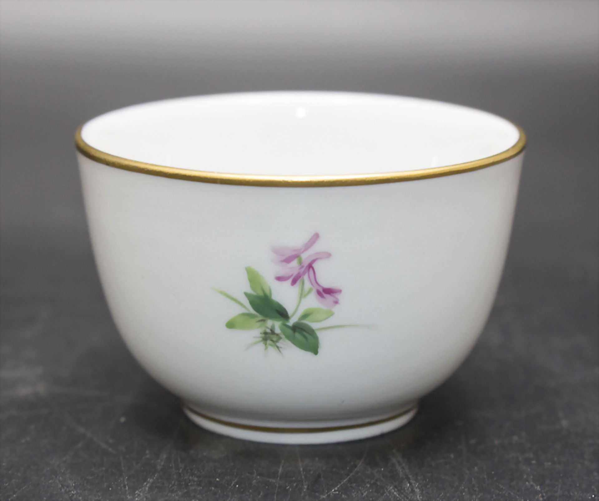 Zierschälchen mit Wiesenblumen / A small bowl with meadow flowers, Meissen, Ende 20. Jh. - Image 2 of 3