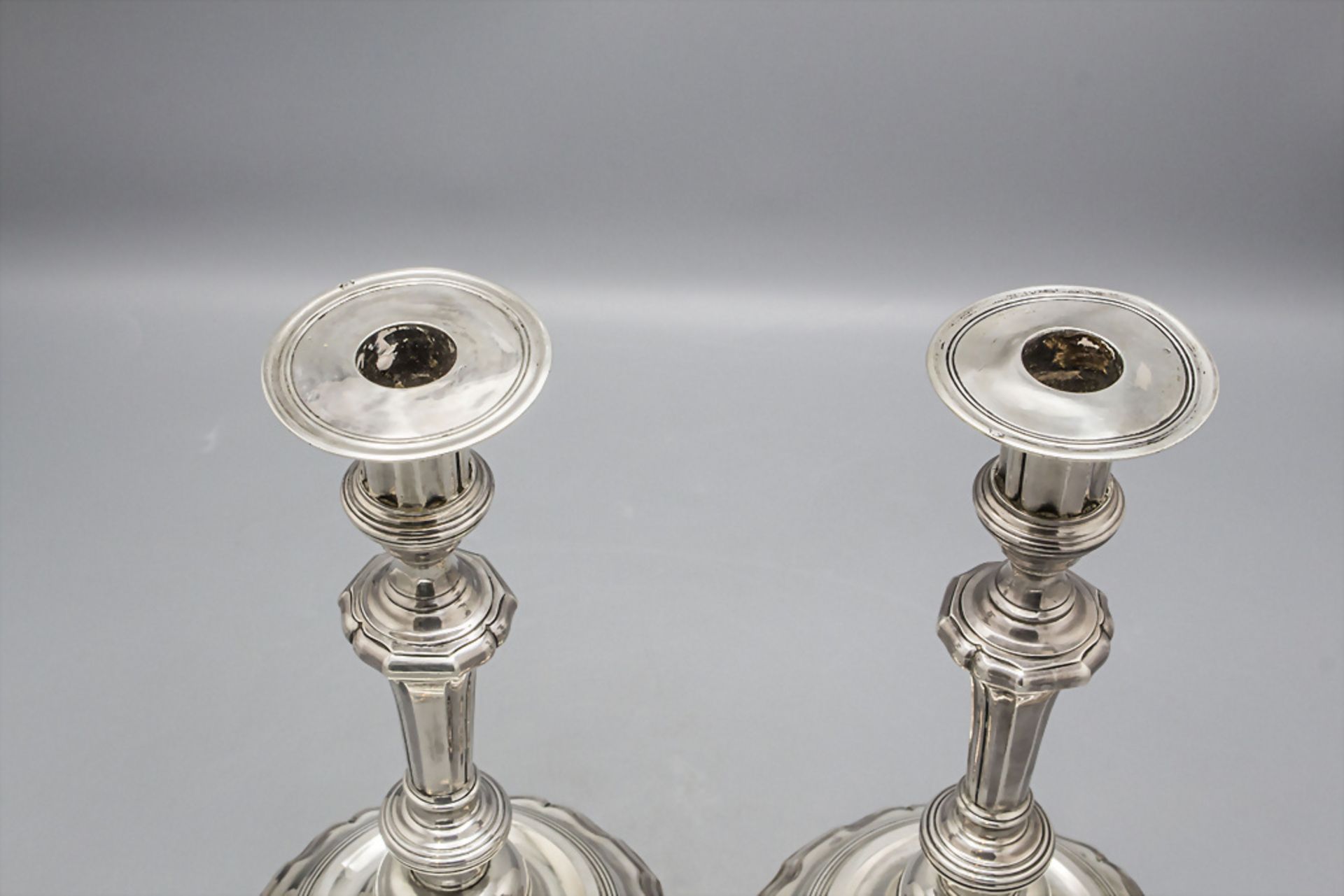 Paar Louis XV Kerzenleuchter / A pair of Louis XV silver candlesticks / Paire de Louis XV ... - Image 2 of 8