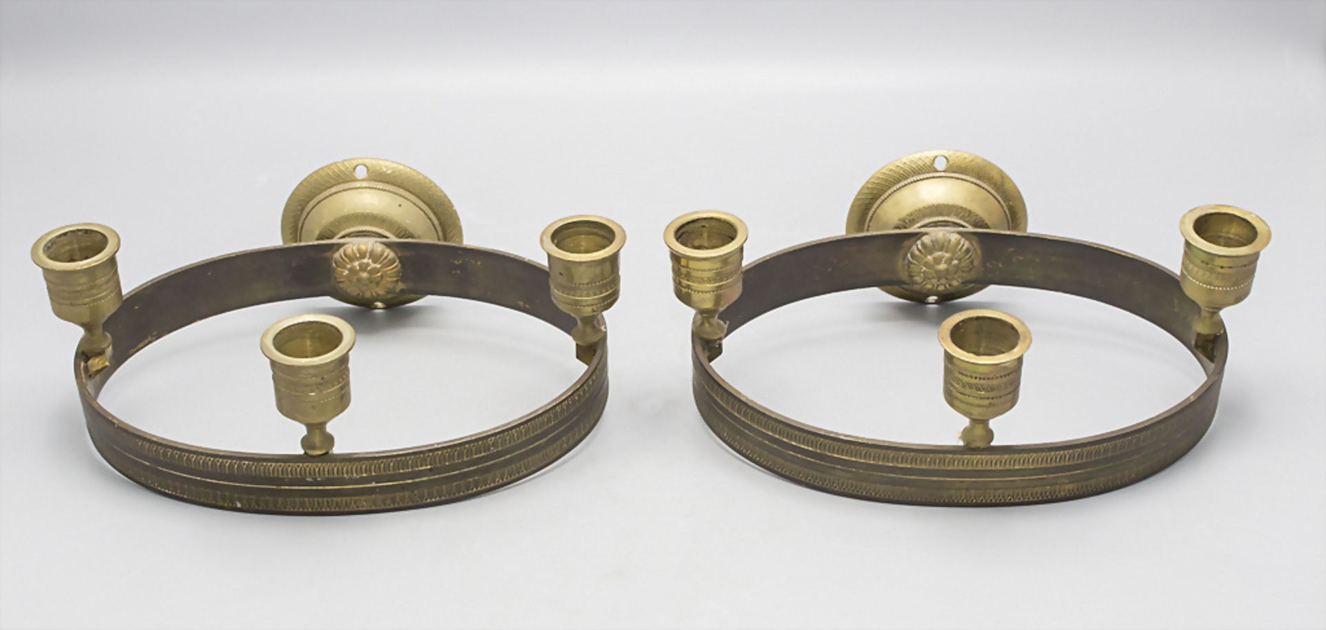 Paar Empire Bronze Wandappliken mit Kerzenhaltern / A pair of Empire bronze wall appliques ...