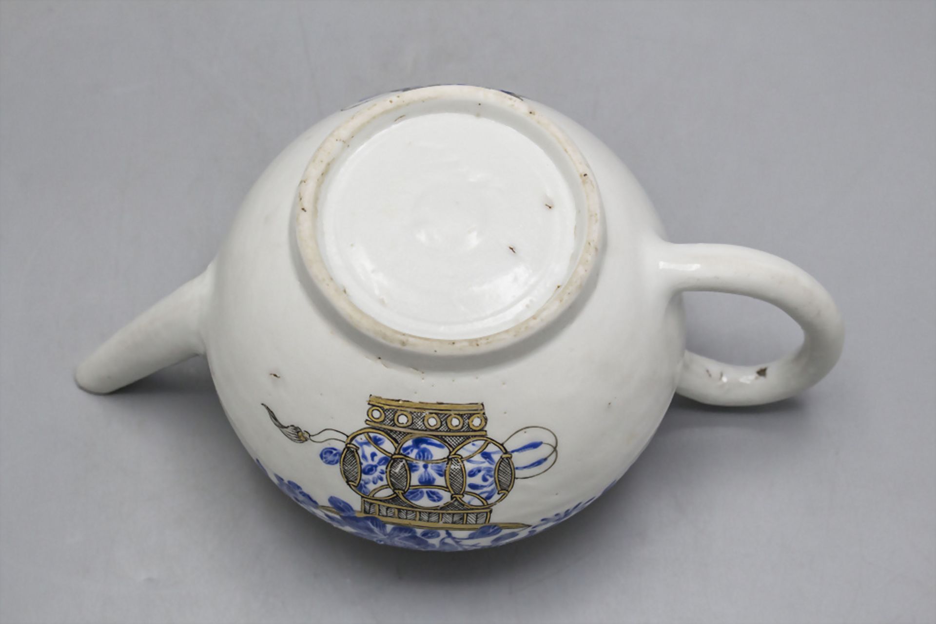 Teekännchen / A porcelain tea pot, Qing-Dynastie (1644-1911), wohl Qianlong-Periode (1736-1795) - Image 5 of 5