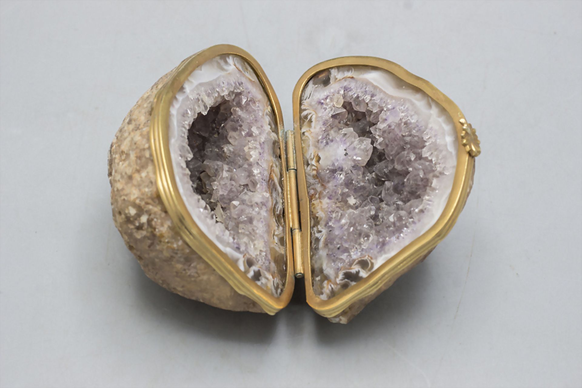 Aufklappbare Amethyst-Druse / An amethyst druse with goldplated mount and hinge - Bild 2 aus 4