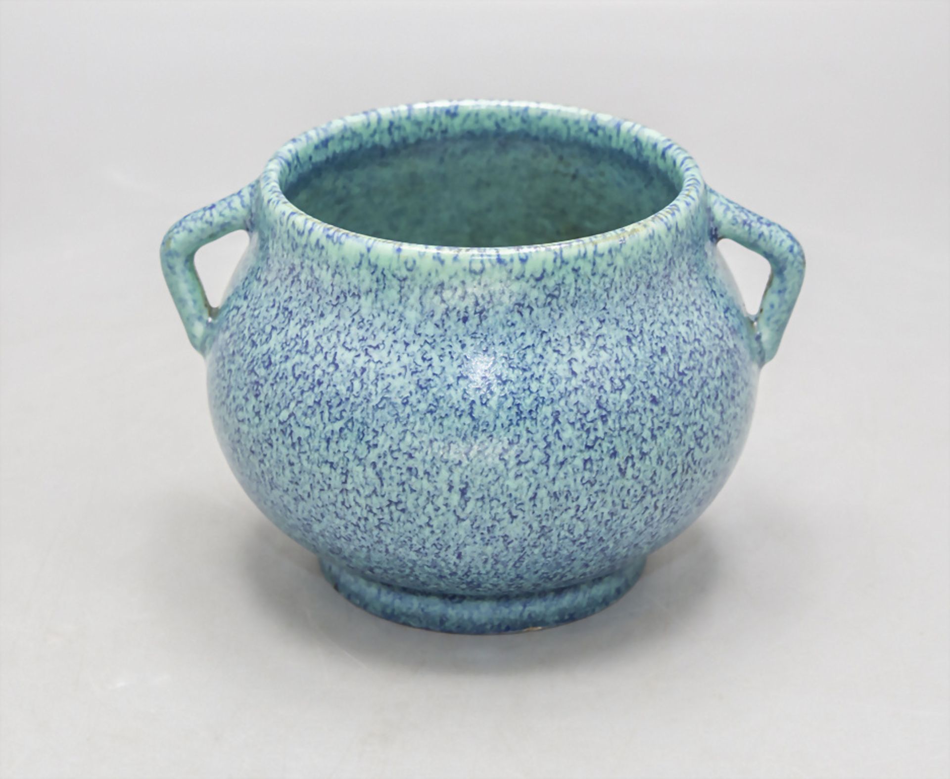 Blaues Henkelgefäß / A blue pot with handles, China, 20. Jh.