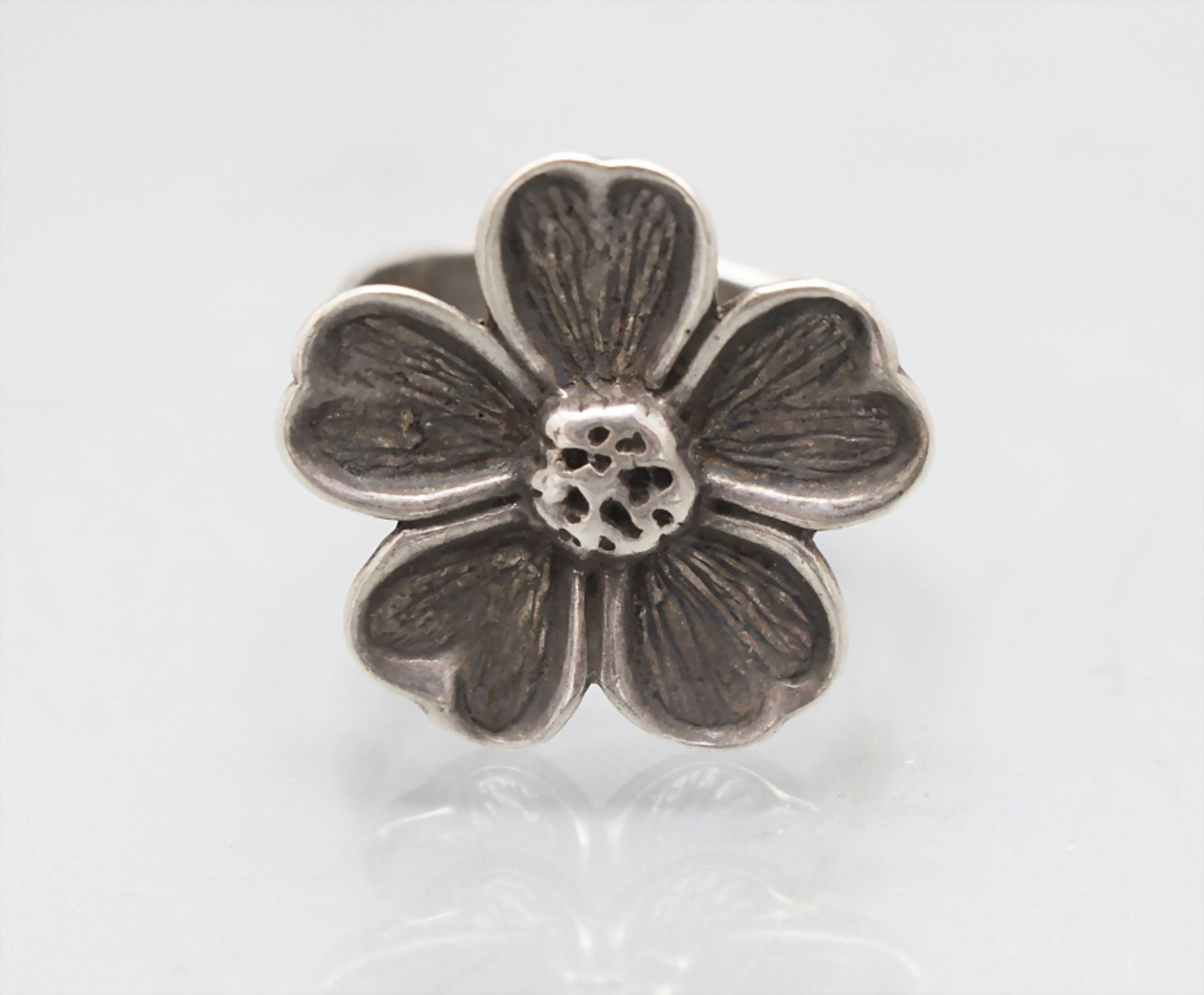 Ring mit großer Blüte / A Sterling silver ring with a large blossom, 1970er Jahre