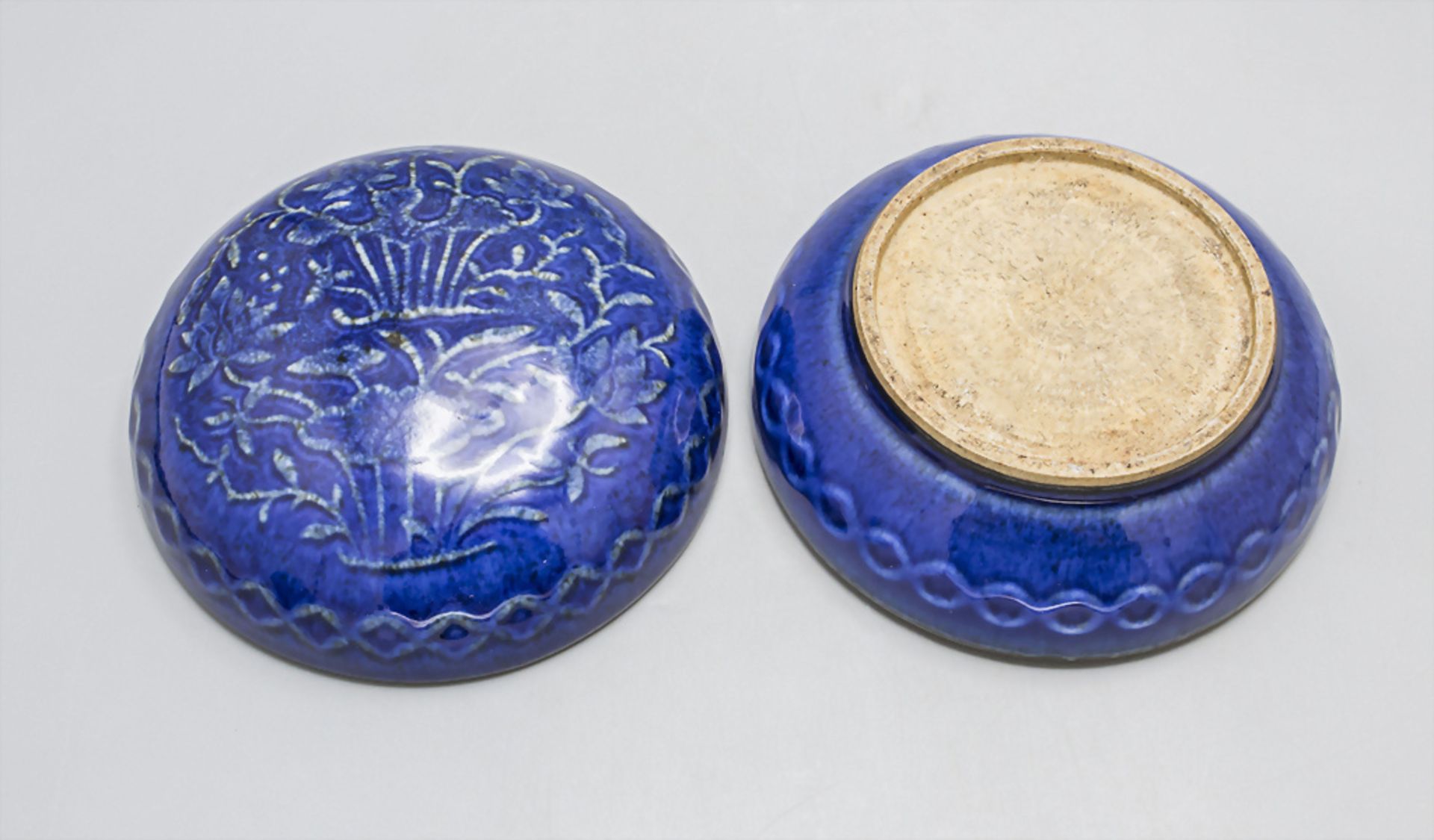Blaue Porzellan Deckeldose / A blue porcelain lidded box, China, 19.-20. Jh. - Bild 4 aus 4
