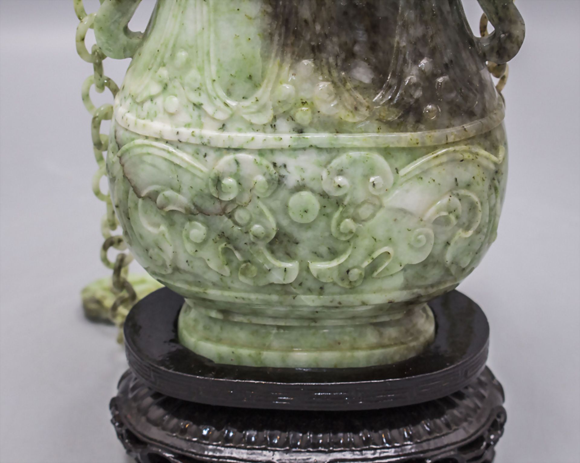 Feine Jade-Deckelvase an Hängekette / A fine jade lidded vase on a chain, China, um 1920 - Image 5 of 10