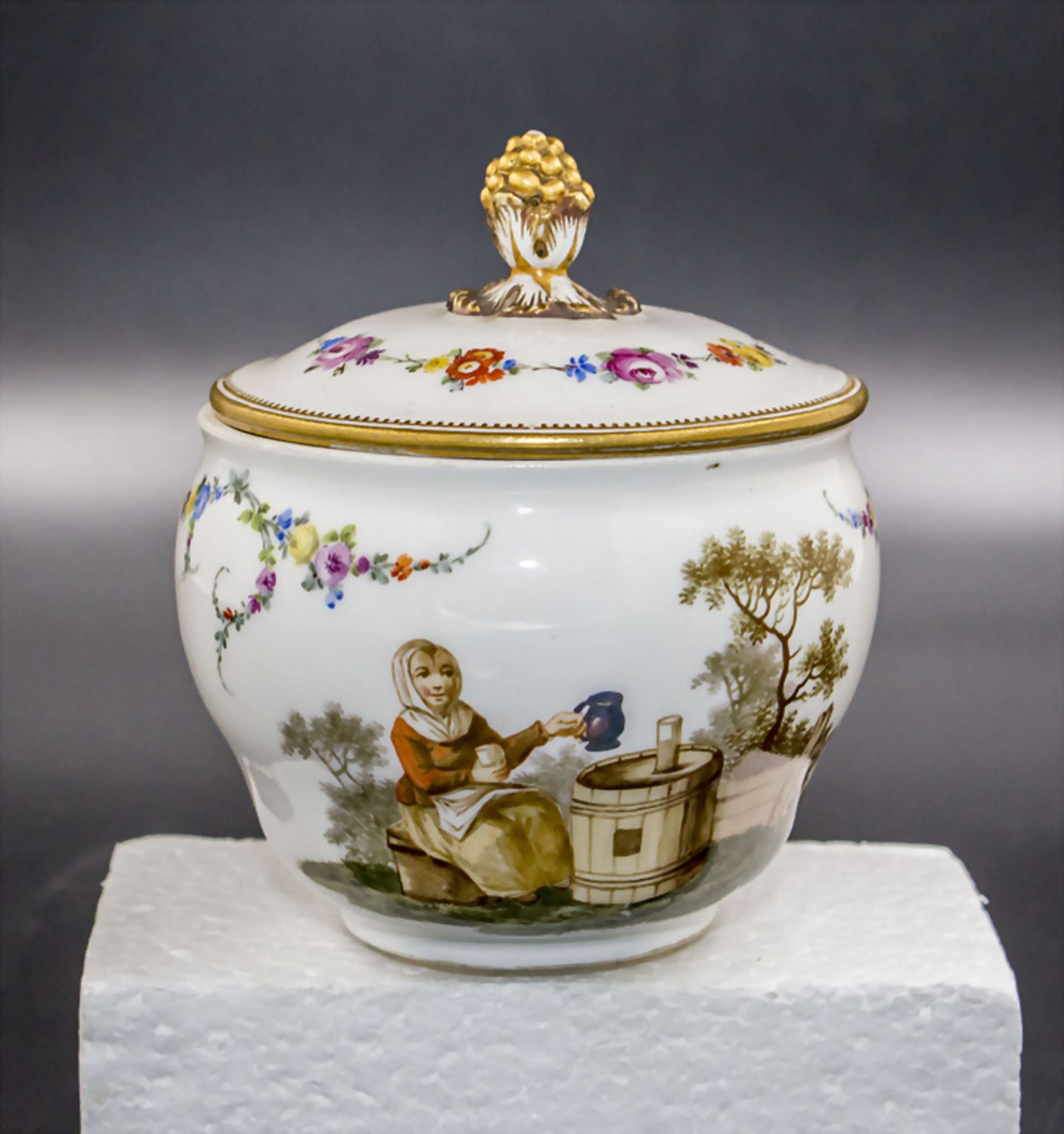 Deckeldose mit bäuerlichen Szenen / A lidded bowl with peasant scenes, Marcolini Periode, ... - Bild 3 aus 6