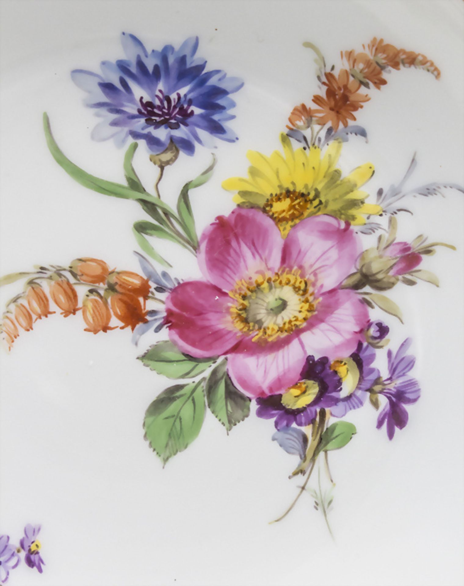 Zierschale mit Blumenbouquet und Insekt / A decorative dish with flowers and a beetle, ... - Bild 2 aus 3
