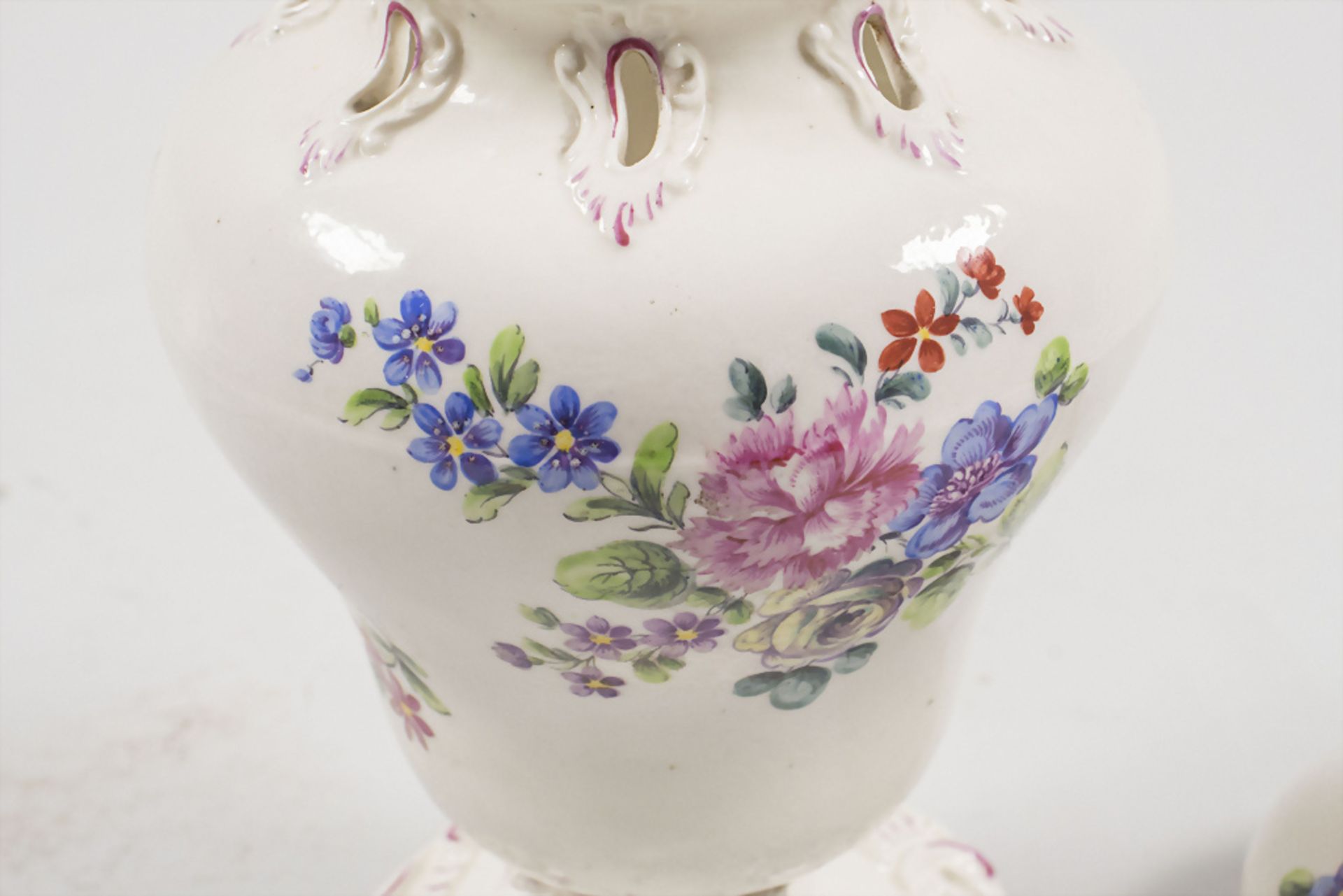 Potpourri Vase / A lidded potpourri vase, Mennecy-Villeroy, wohl 18. Jh. - Bild 5 aus 9