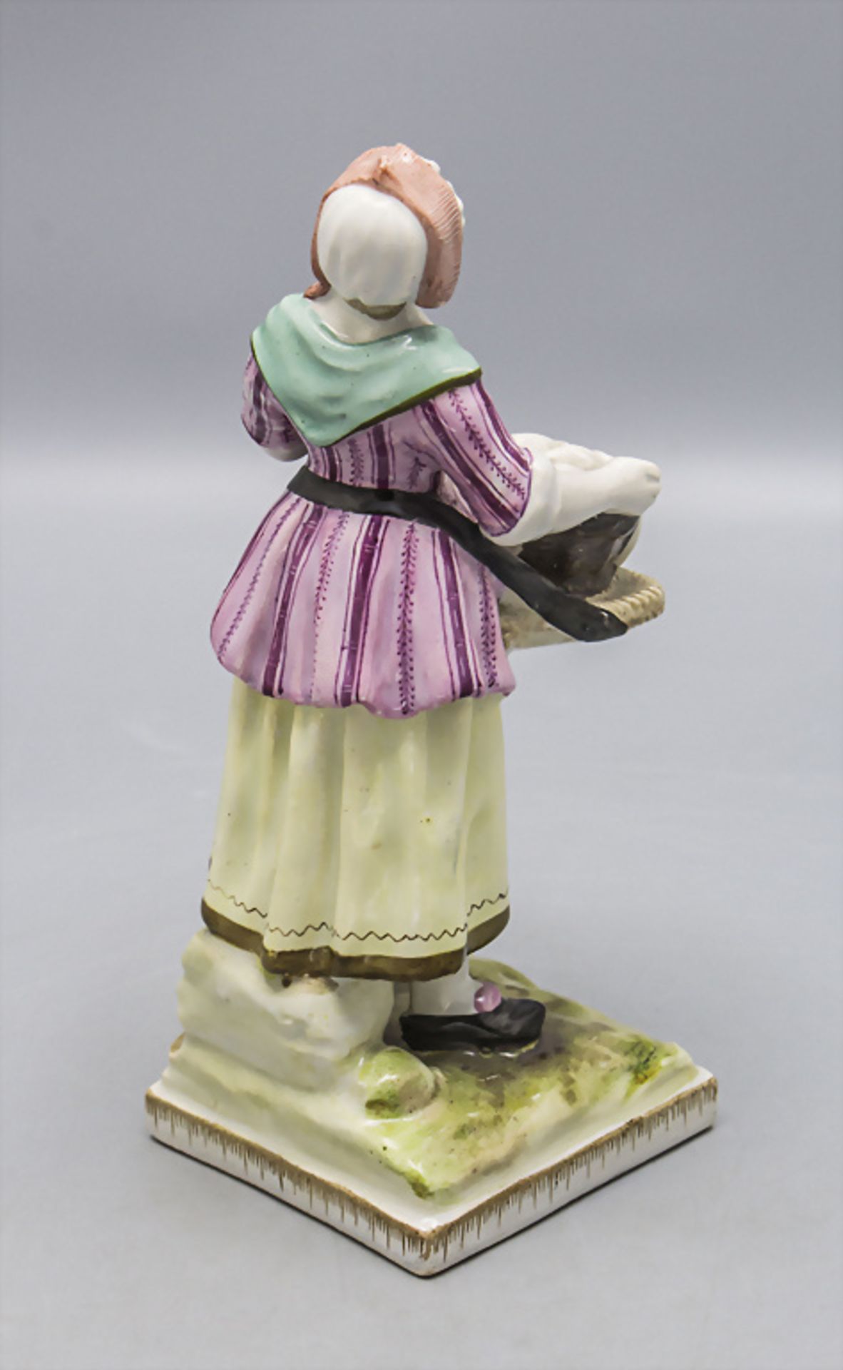 Fayence Figur einer Marktfrau / Apfelverkäuferin / A faience figure of a market woman offering ... - Bild 3 aus 4