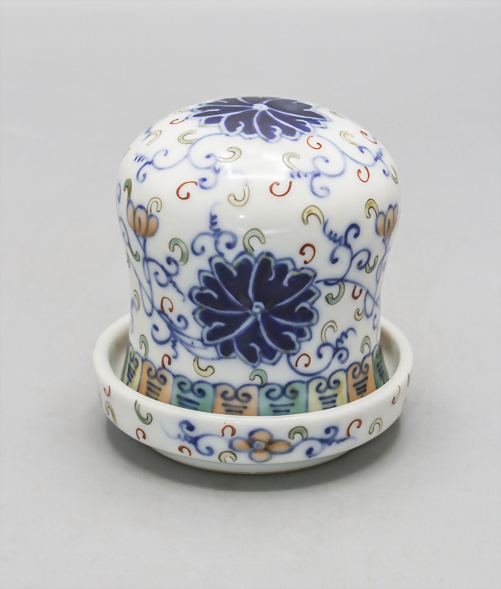 Seltene Doucai-Schröpfglocke mit Unterteller / A rare Doucai cupping bell with saucer, China ...