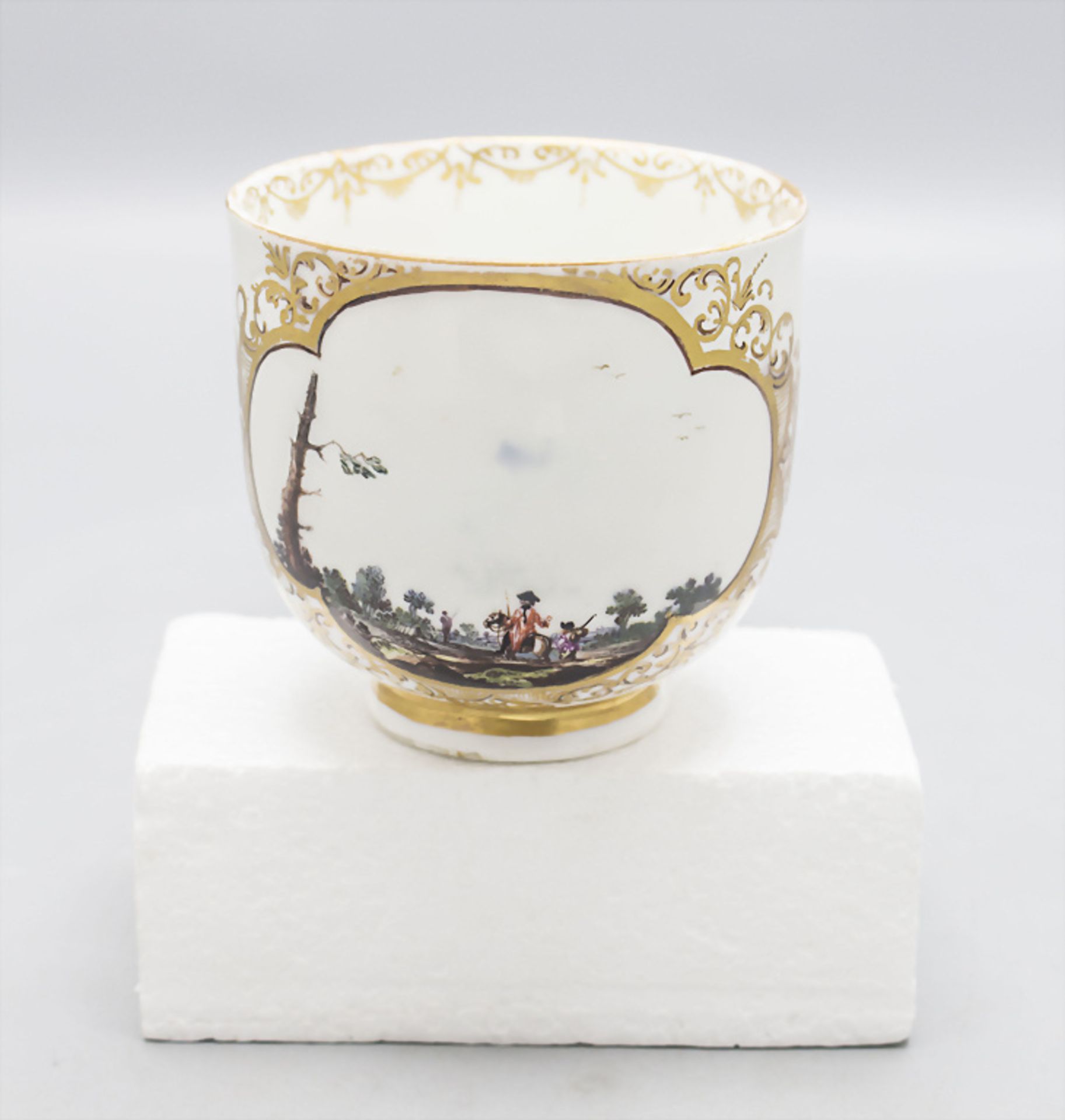 Barocke Tasse mit Landschaftszene und Reiter / An Baroque cup with a landscape, Meissen, um ... - Bild 2 aus 6